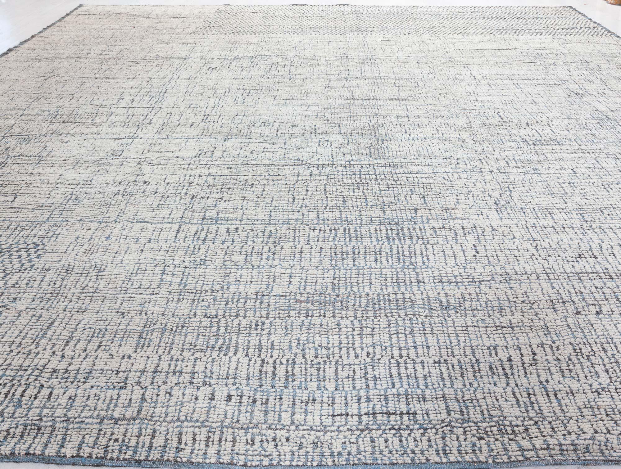  Modern Moroccan Style High-low Knotted Wool Rug In New Condition For Sale In New York, NY