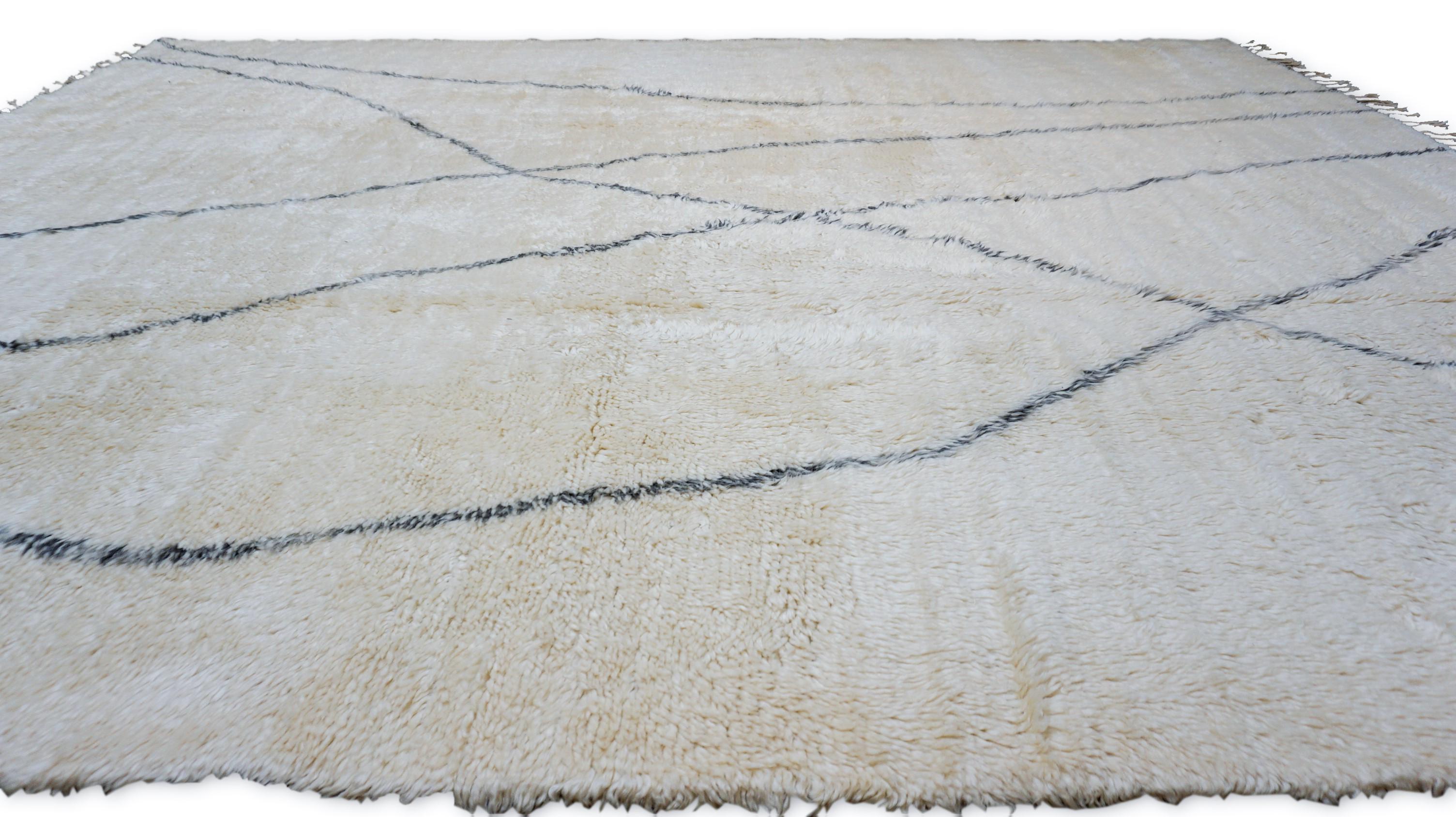 Asiatico Tappeto in lana lineare astratto in stile marocchino moderno avorio e carbone 12'5''x15'5'' in vendita