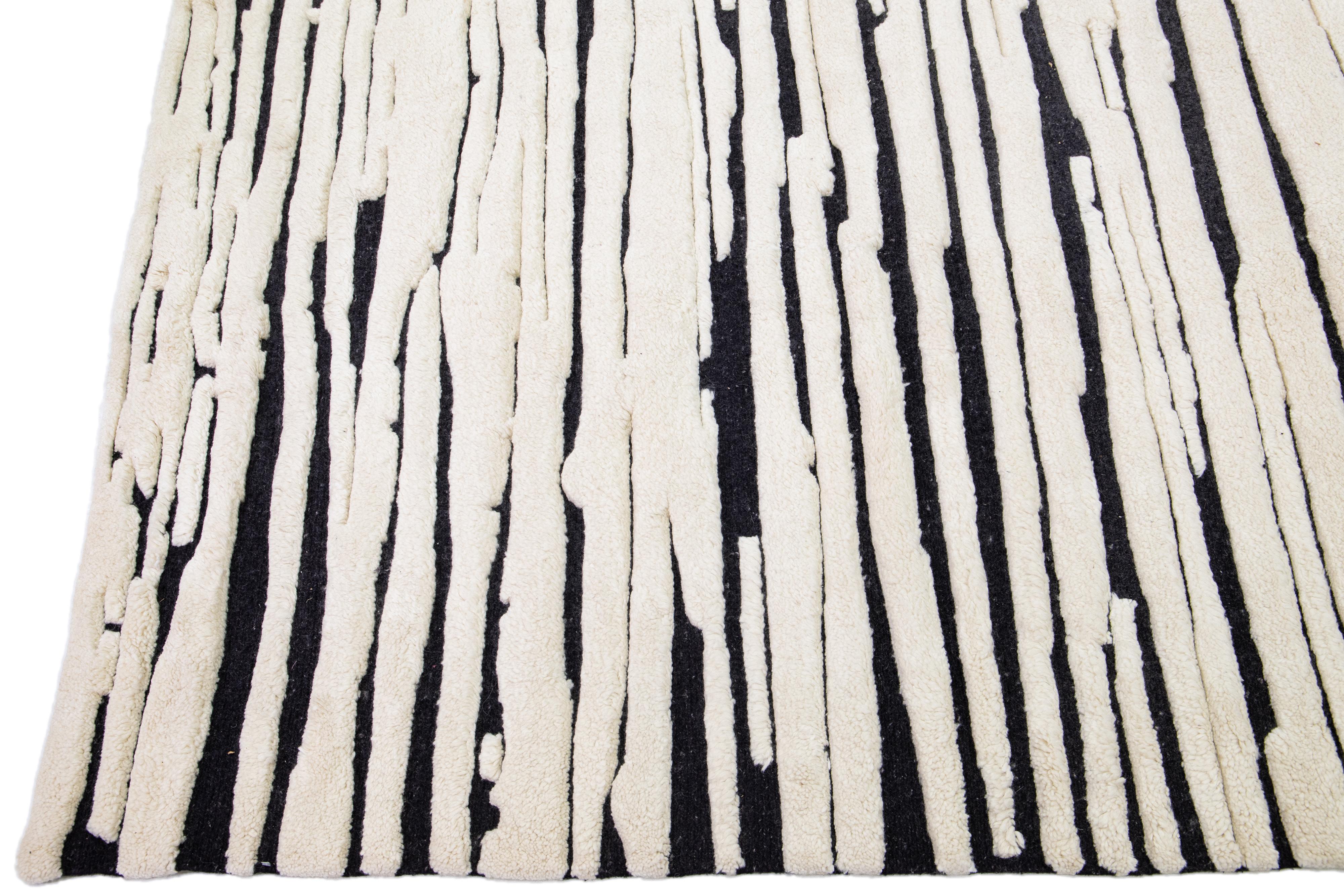 Moderne Tapis surdimensionné en laine de style marocain moderne ivoire et noir fait à la main par Apadana en vente