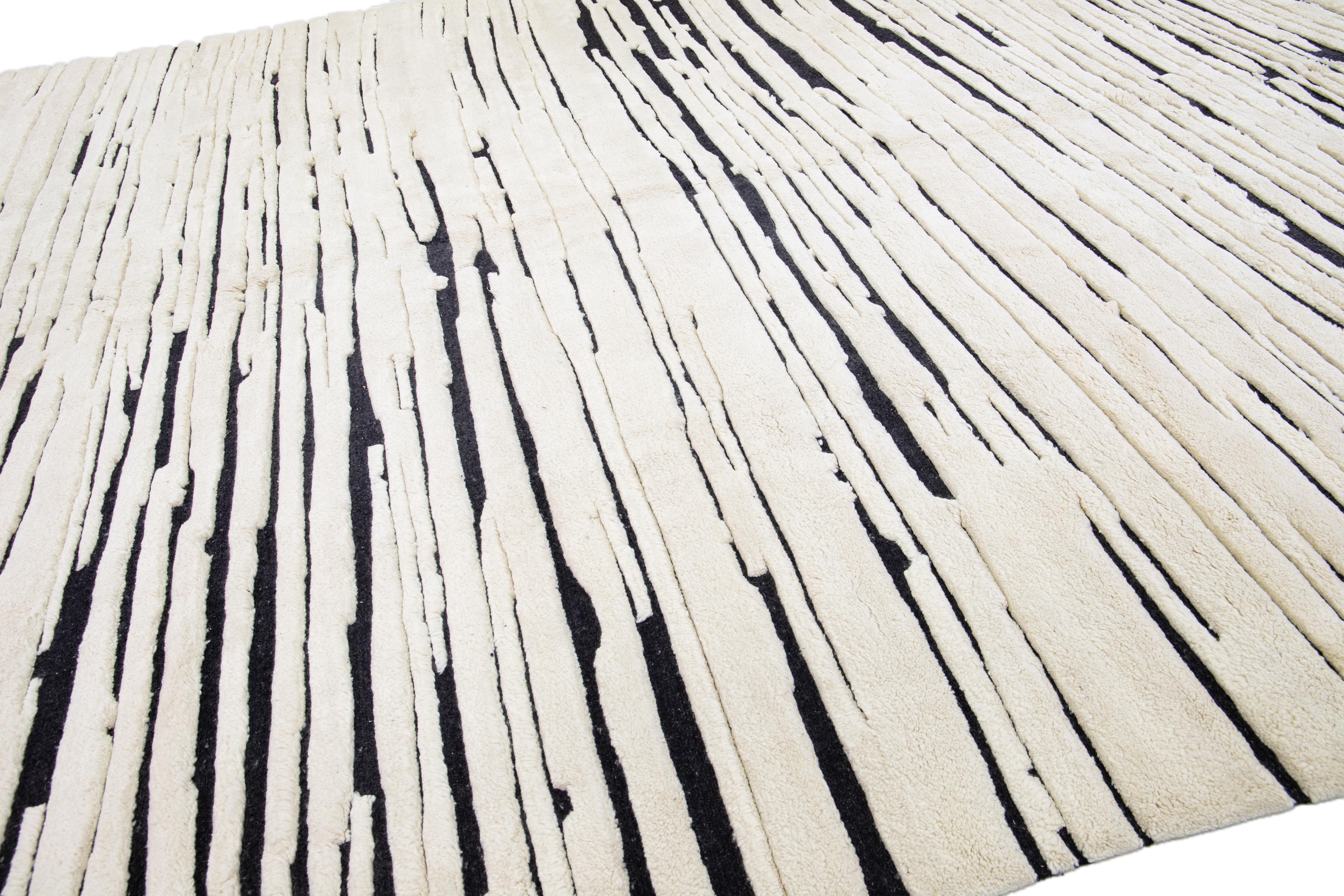 Indien Tapis surdimensionné en laine de style marocain moderne ivoire et noir fait à la main par Apadana en vente