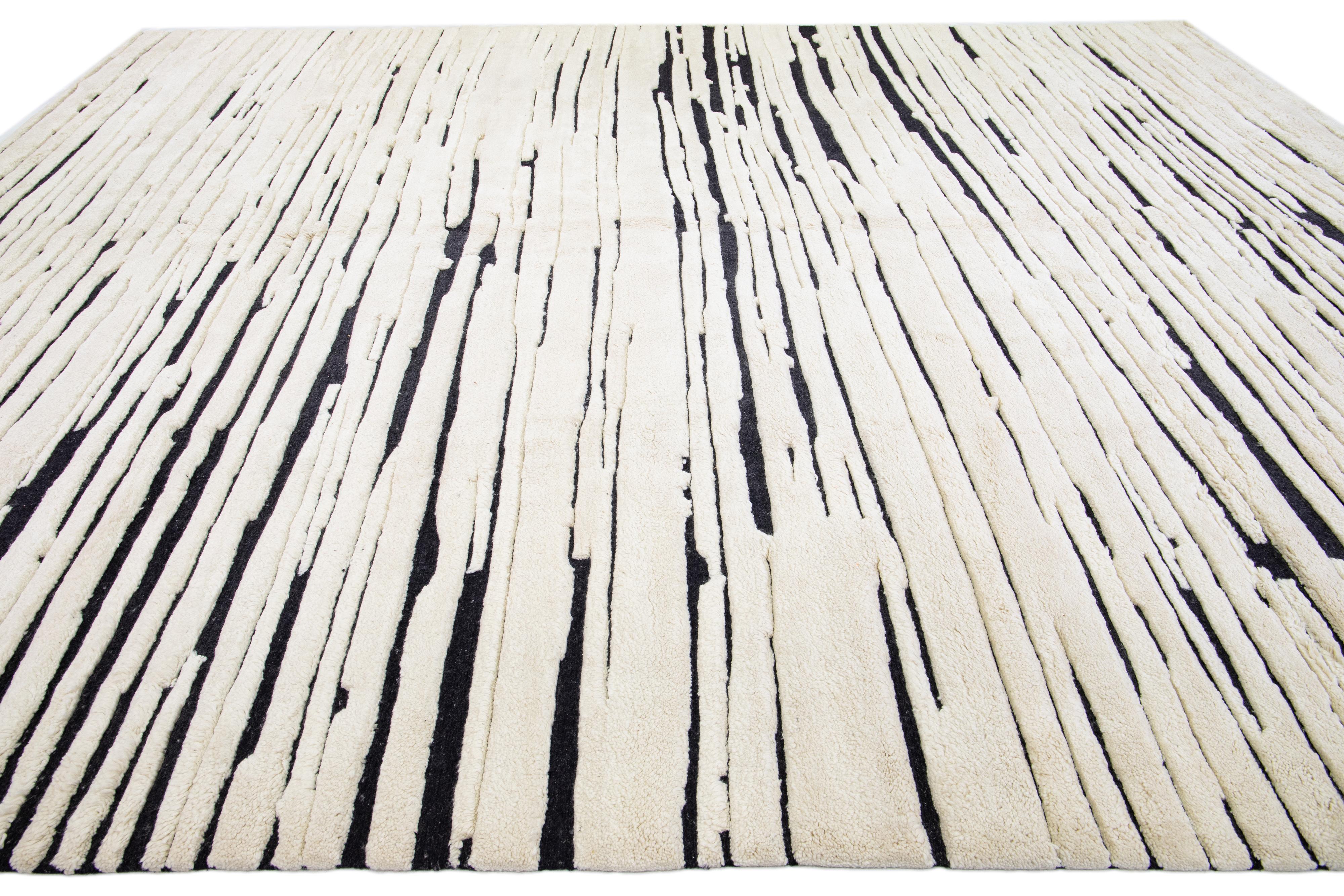 Noué à la main Tapis surdimensionné en laine de style marocain moderne ivoire et noir fait à la main par Apadana en vente