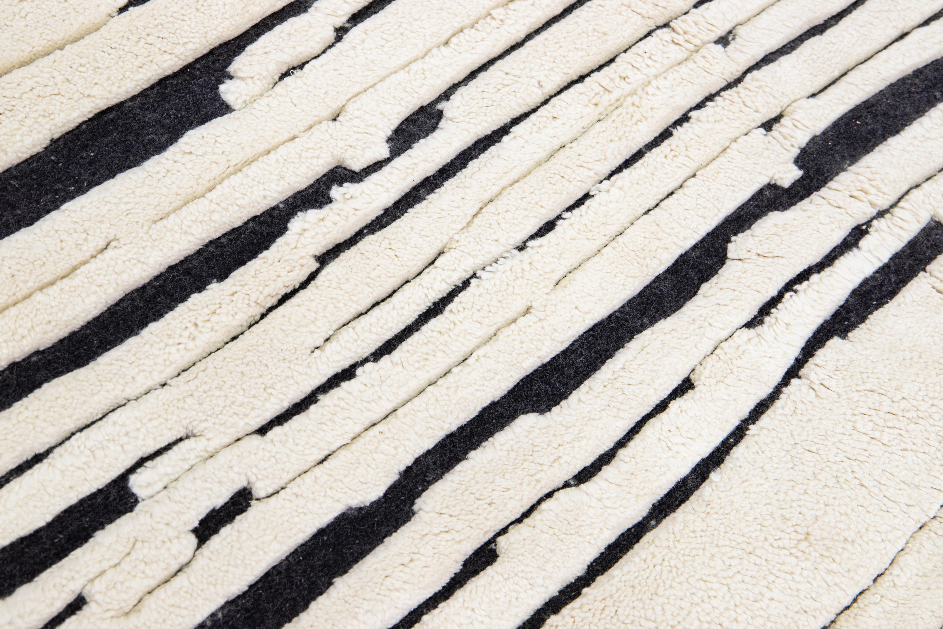 Tapis surdimensionné en laine de style marocain moderne ivoire et noir fait à la main par Apadana Neuf - En vente à Norwalk, CT
