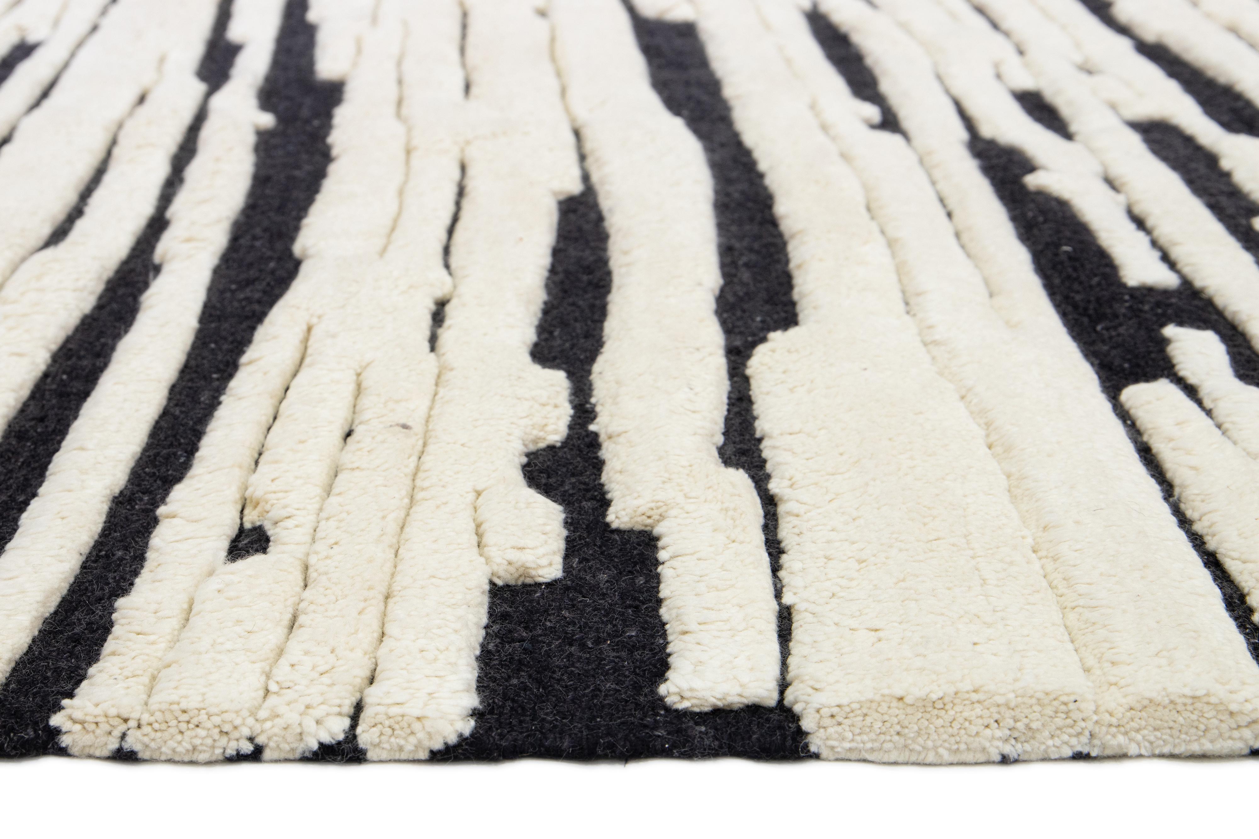 XXIe siècle et contemporain Tapis surdimensionné en laine de style marocain moderne ivoire et noir fait à la main par Apadana en vente