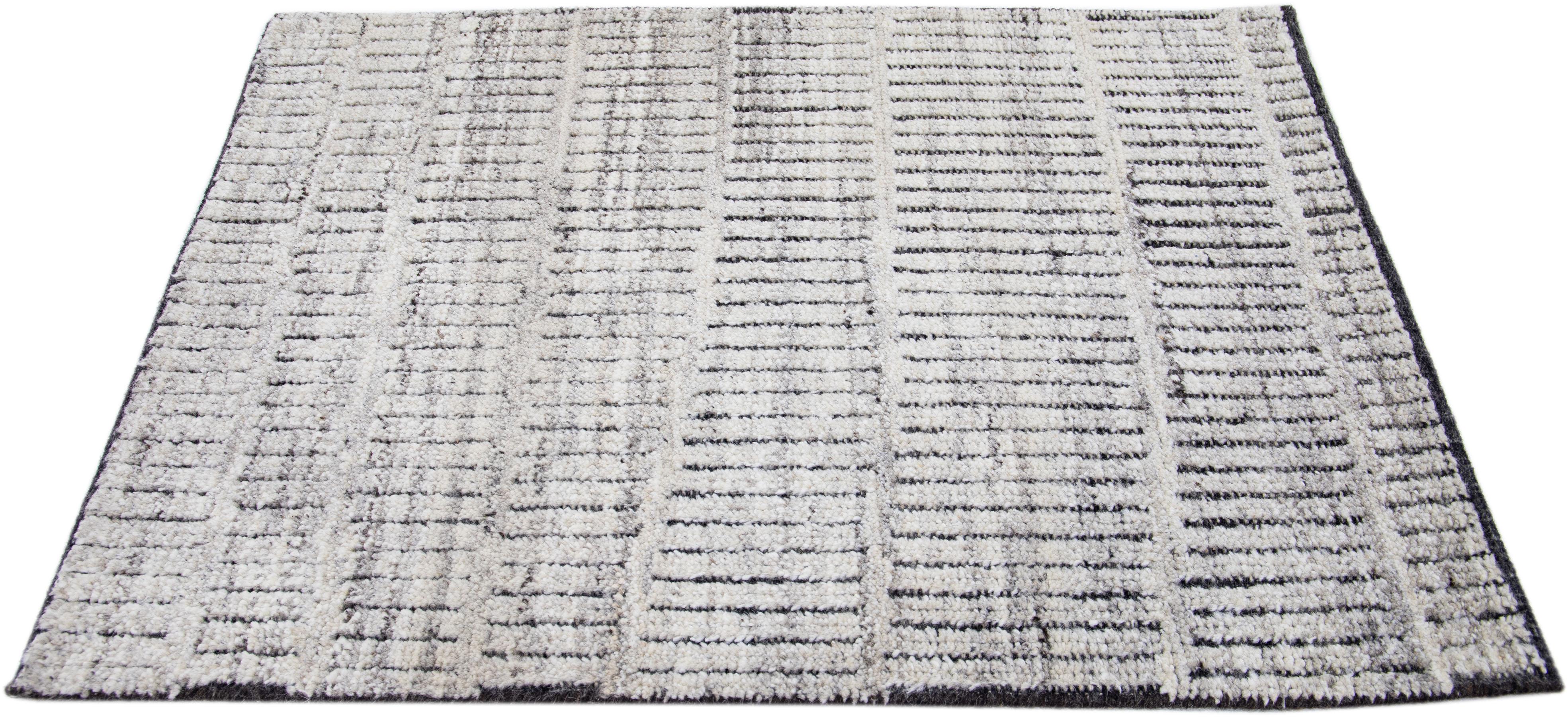 Moderner Wollteppich im marokkanischen Stil von Apadana. Kundenspezifische Größen und Farben auf Bestellung.

MATERIAL: 80 Wolle und 20 Baumwolle.
Techniken: Handgelockt.
Stil: Marokkanisch.
Vorlaufzeit: Ca. 15-16 Wochen verfügbar.
Farben: Wie