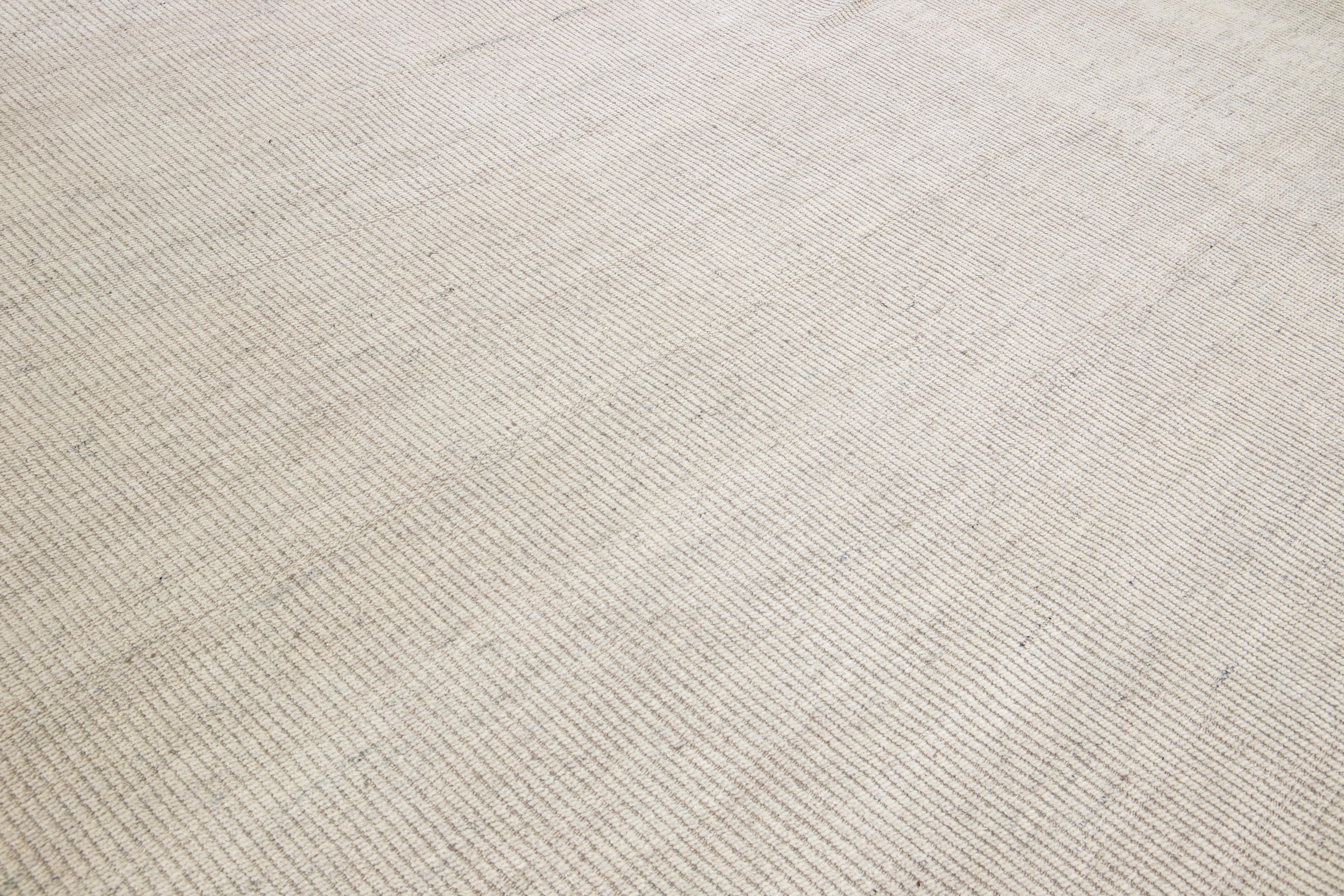 Tapis en laine moderne de style marocain ivoire à motif de rayures, fait à la main en vente 2