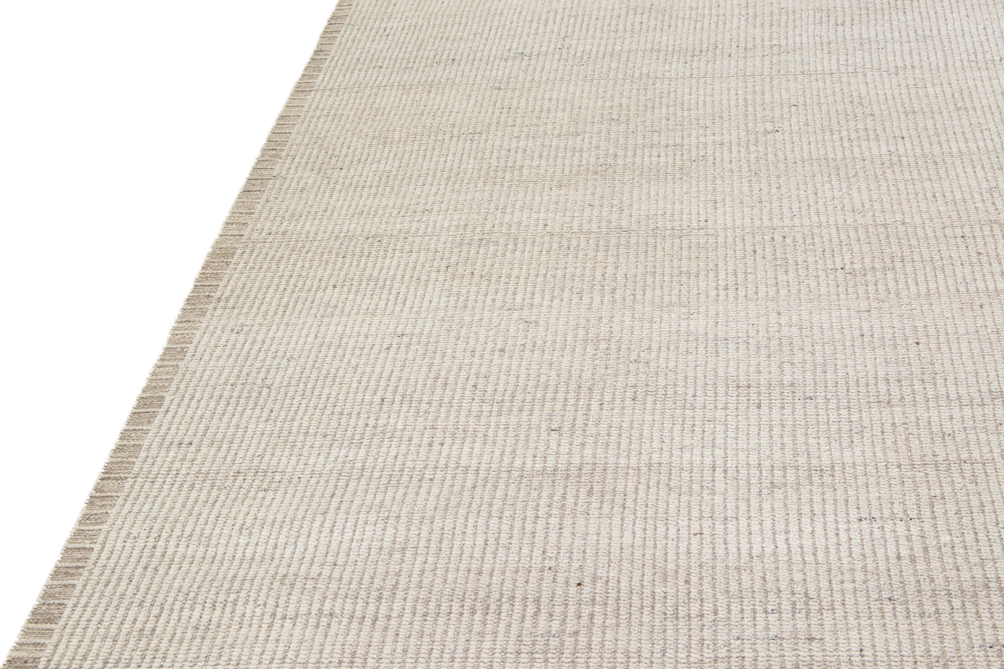 Tapis en laine moderne de style marocain ivoire à motif de rayures, fait à la main en vente 3