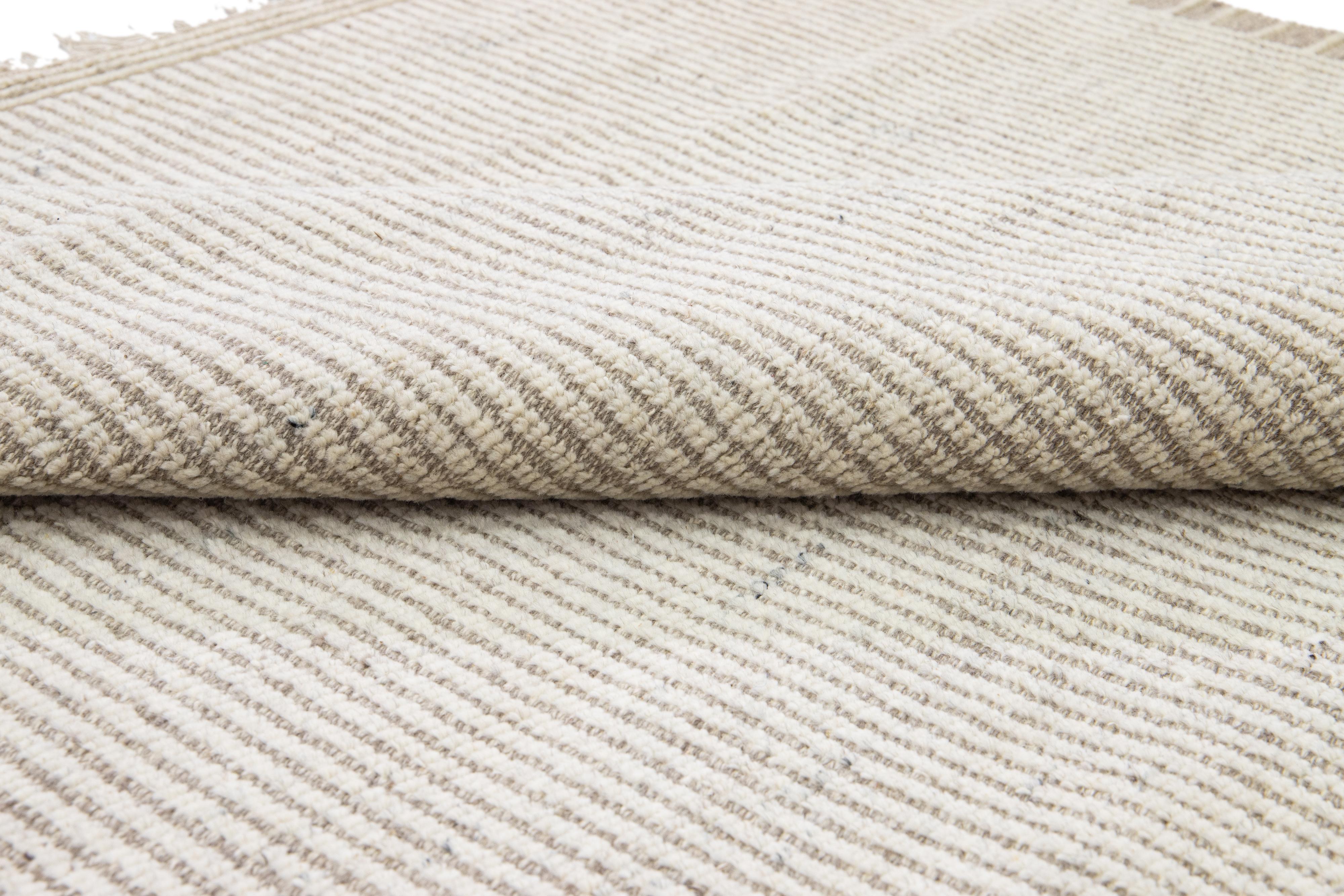Tapis en laine moderne de style marocain ivoire à motif de rayures, fait à la main en vente 4