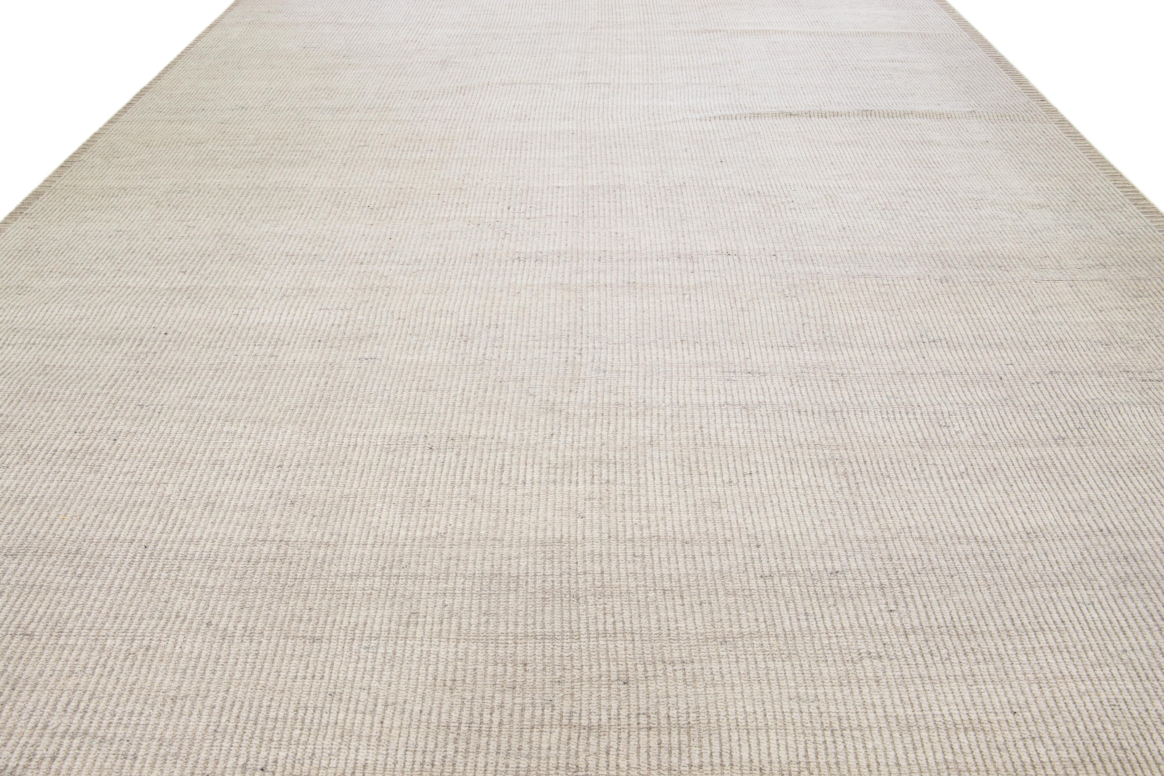 Bohème Tapis en laine moderne de style marocain ivoire à motif de rayures, fait à la main en vente