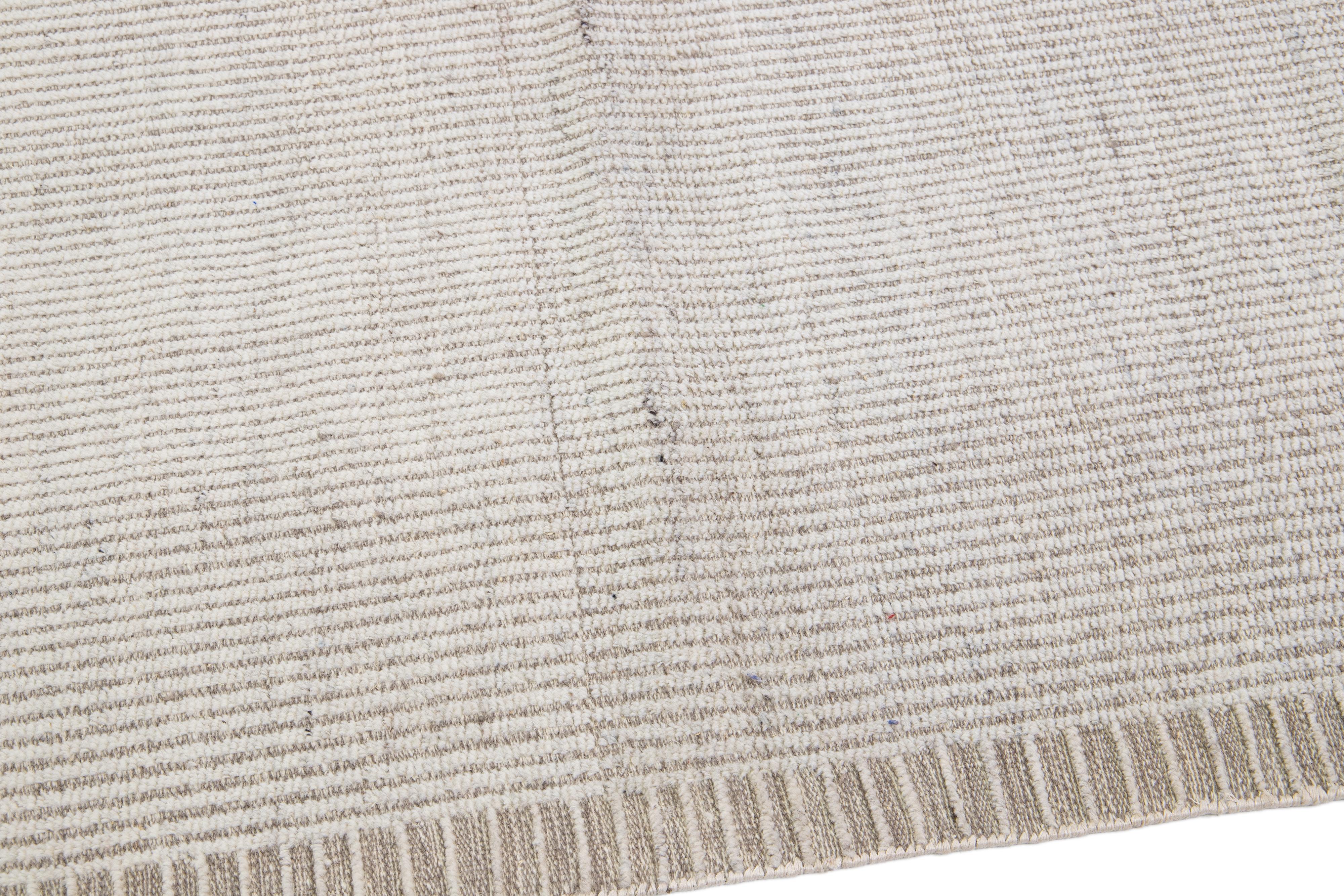 Tapis en laine moderne de style marocain ivoire à motif de rayures, fait à la main Neuf - En vente à Norwalk, CT