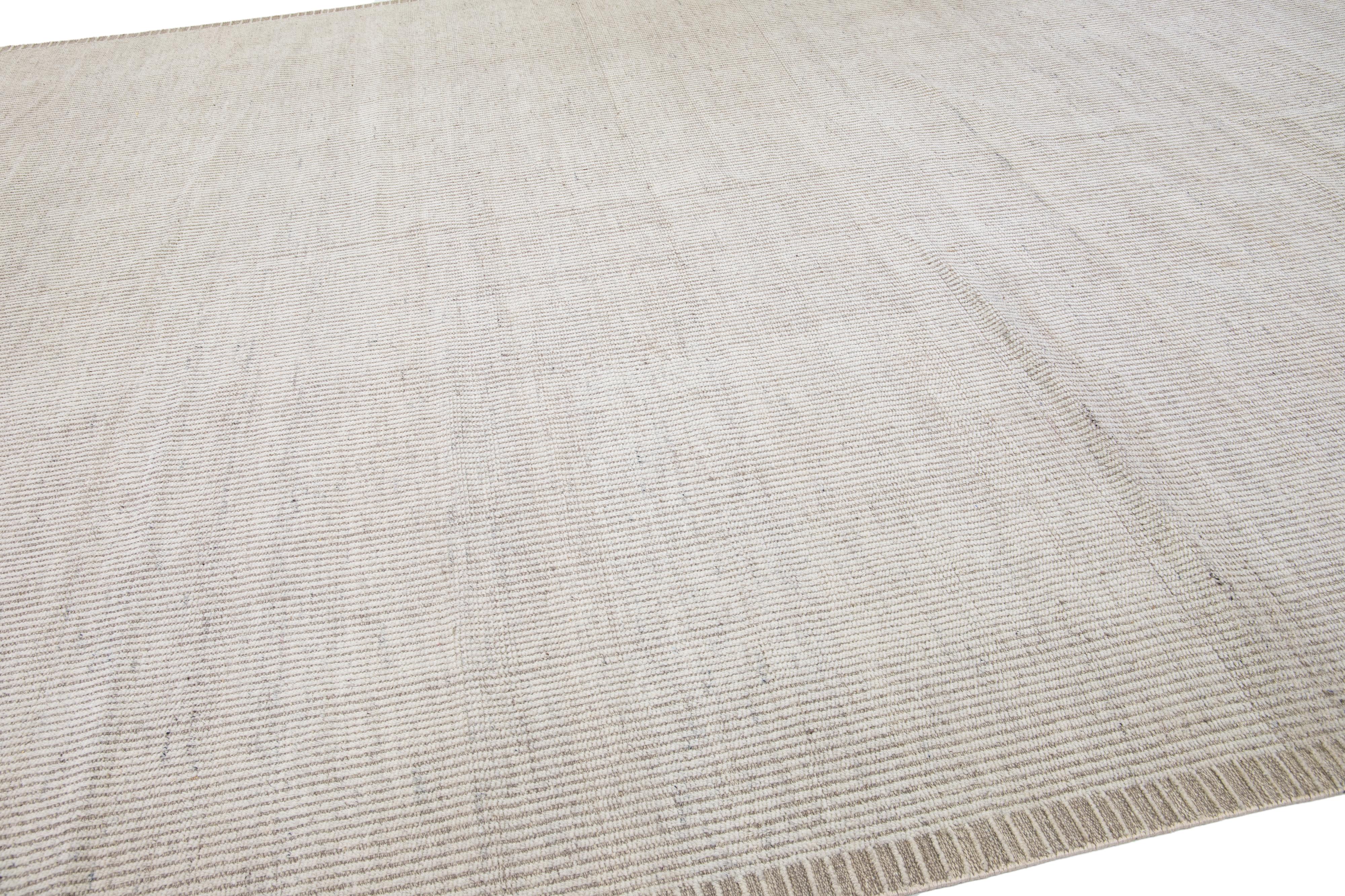 Laine Tapis en laine moderne de style marocain ivoire à motif de rayures, fait à la main en vente