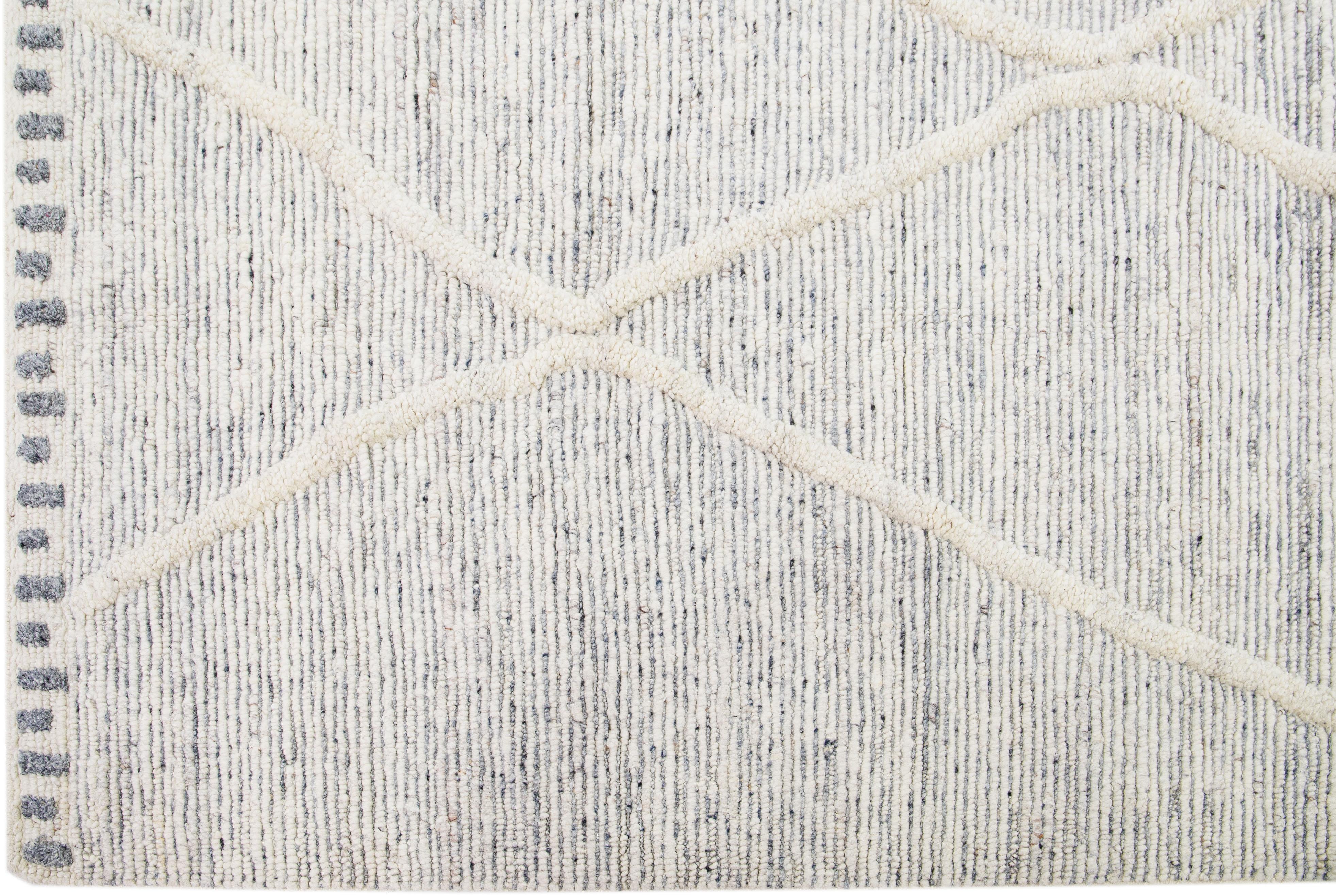 Moderner elfenbeinfarbener handgefertigter Wollteppich im marokkanischen Stil mit Stammesmotiv im Zustand „Neu“ im Angebot in Norwalk, CT