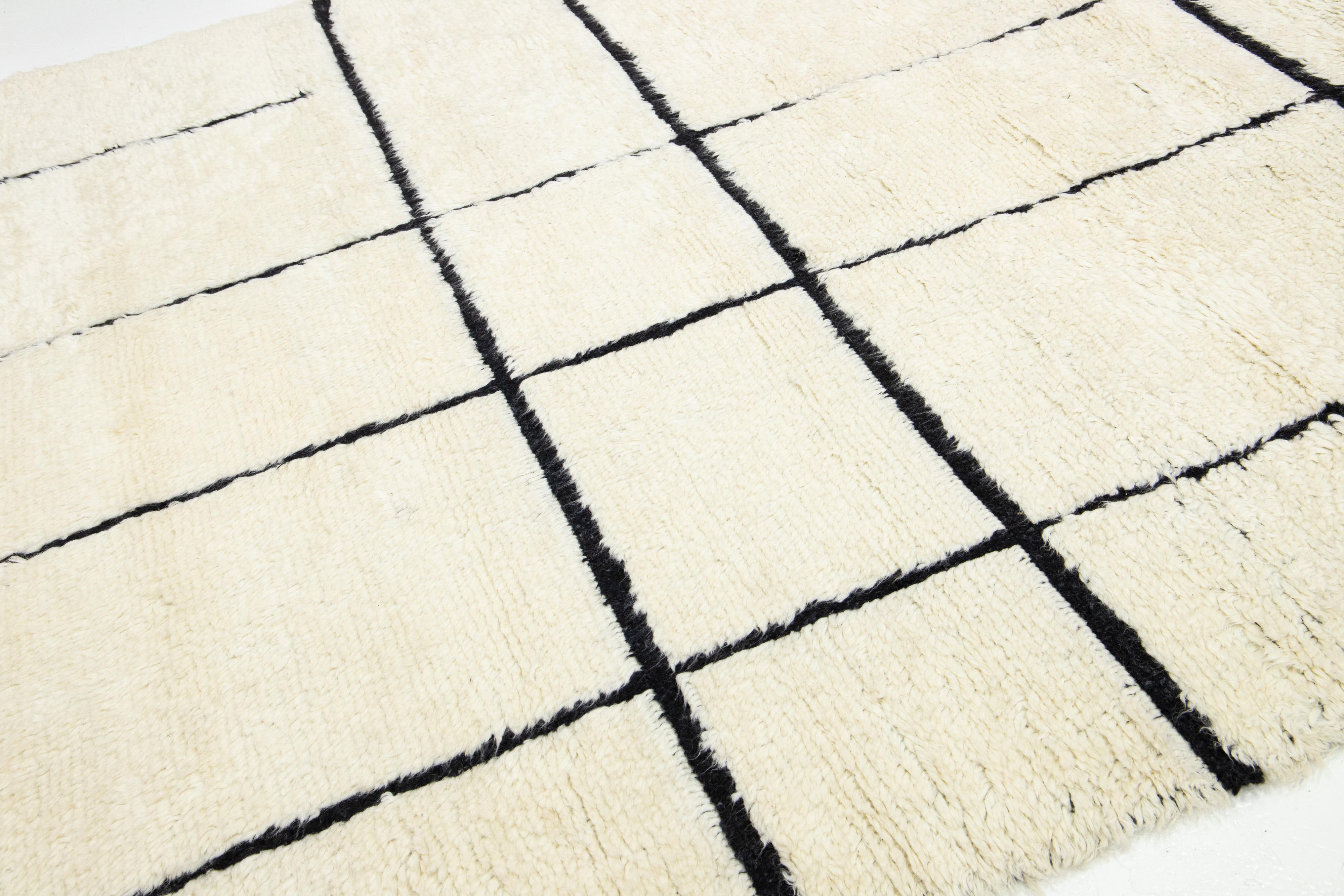 Moderner elfenbeinfarbener Wollteppich im marokkanischen Stil mit geometrischem Design im Angebot 3