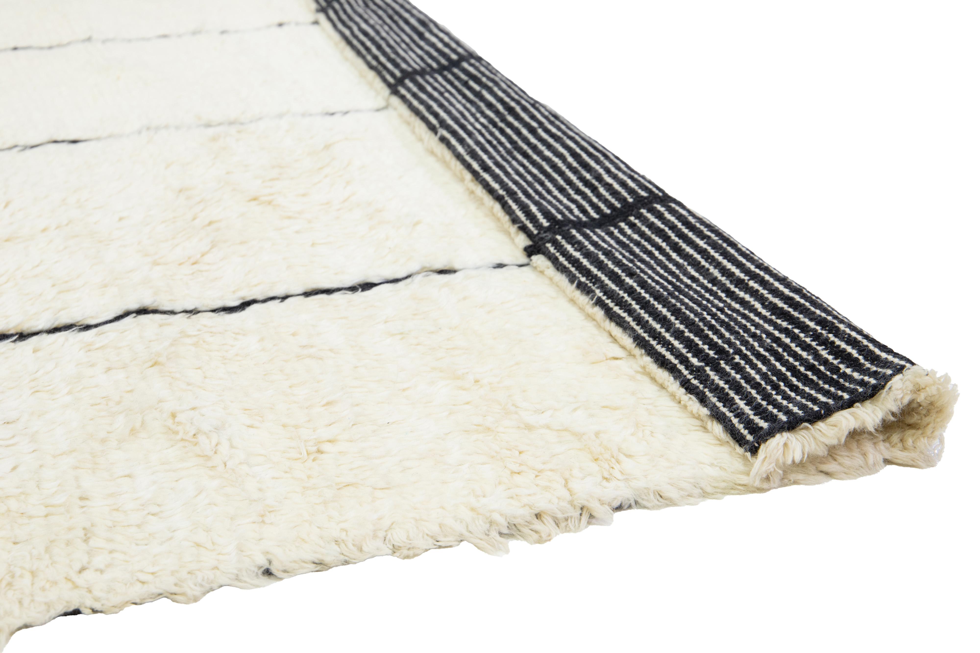 Moderner elfenbeinfarbener Wollteppich im marokkanischen Stil mit geometrischem Design (Handgeknüpft) im Angebot