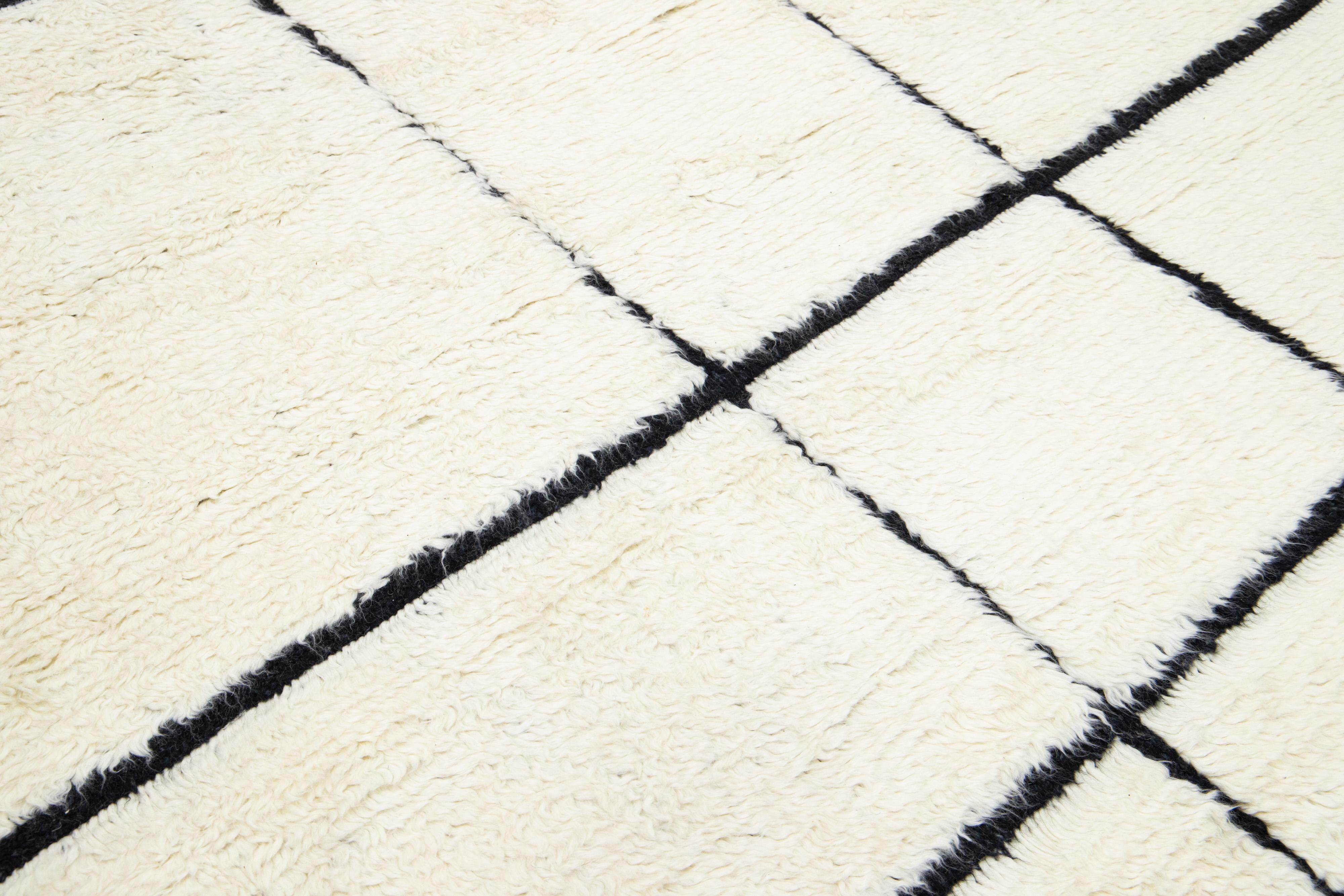 Moderner elfenbeinfarbener Wollteppich im marokkanischen Stil mit geometrischem Design (21. Jahrhundert und zeitgenössisch) im Angebot