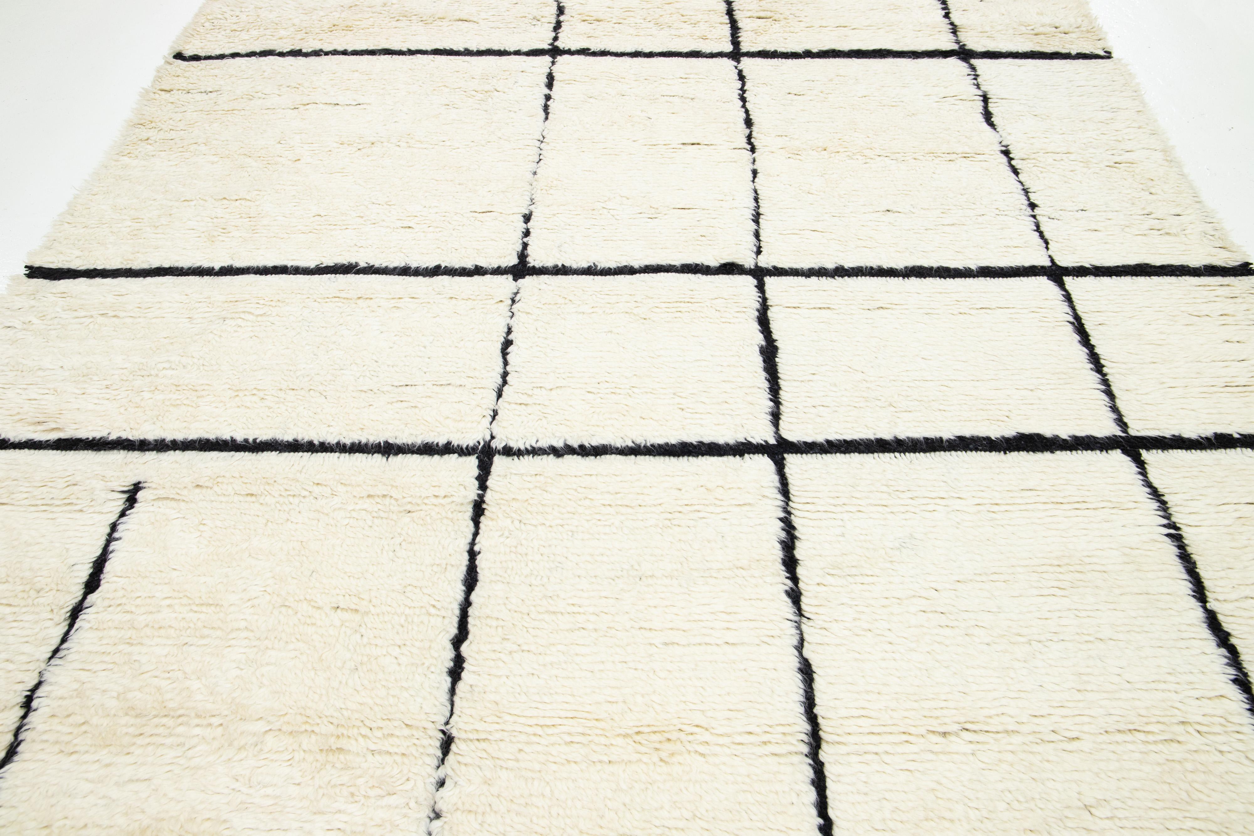 Moderner elfenbeinfarbener Wollteppich im marokkanischen Stil mit geometrischem Design (Wolle) im Angebot