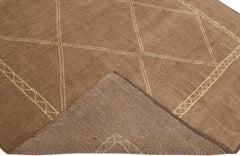 Moderner Marokkanischer Stil Hellbrauner Handgefertigter Geometrischer Quadratischer Wollteppich von Apadana