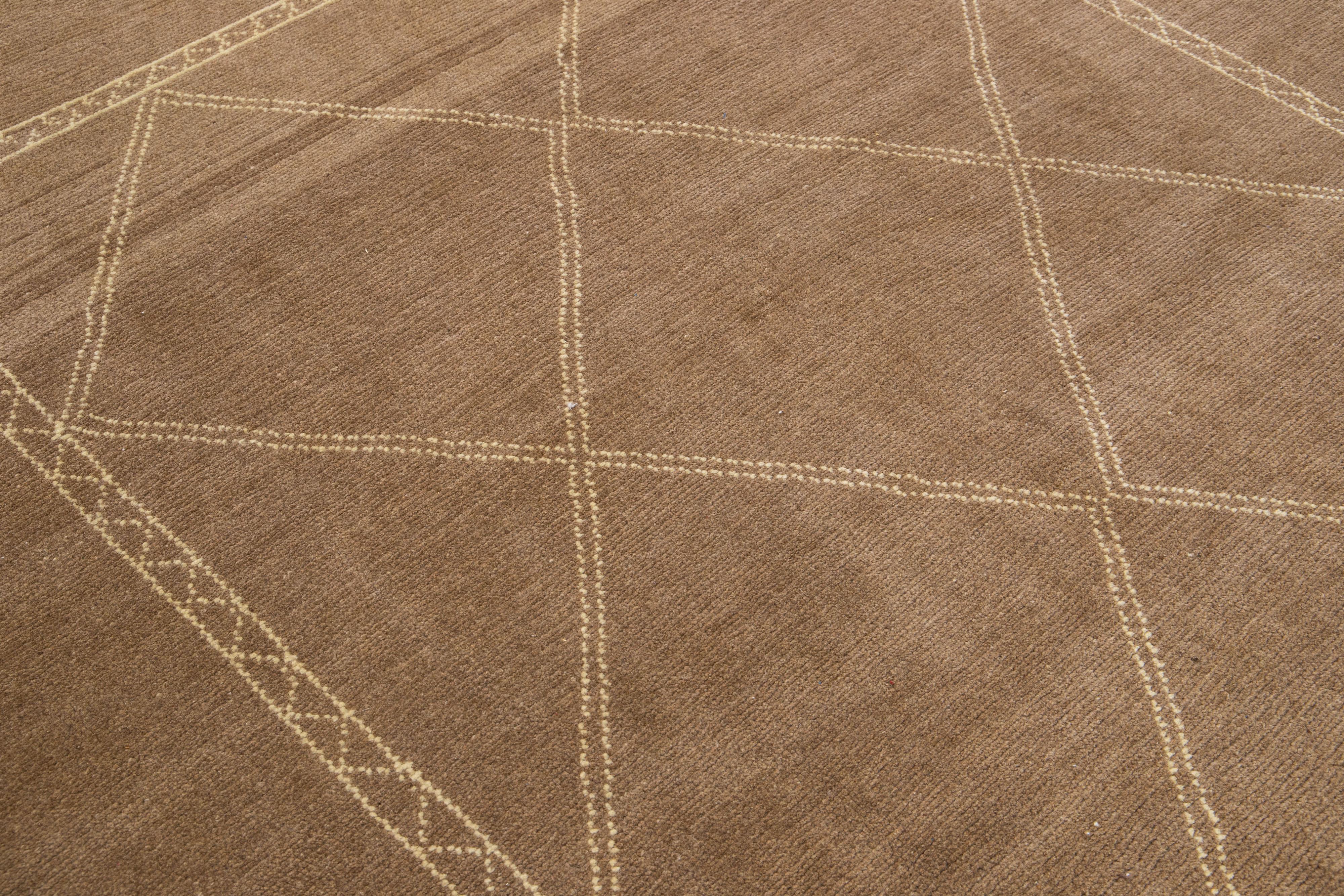 XXI secolo e contemporaneo Tappeto geometrico quadrato in lana in stile marocchino moderno, marrone chiaro, fatto a mano, di Apadana in vendita