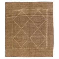 Moderner Marokkanischer Stil Hellbrauner Handgefertigter Geometrischer Quadratischer Wollteppich von Apadana