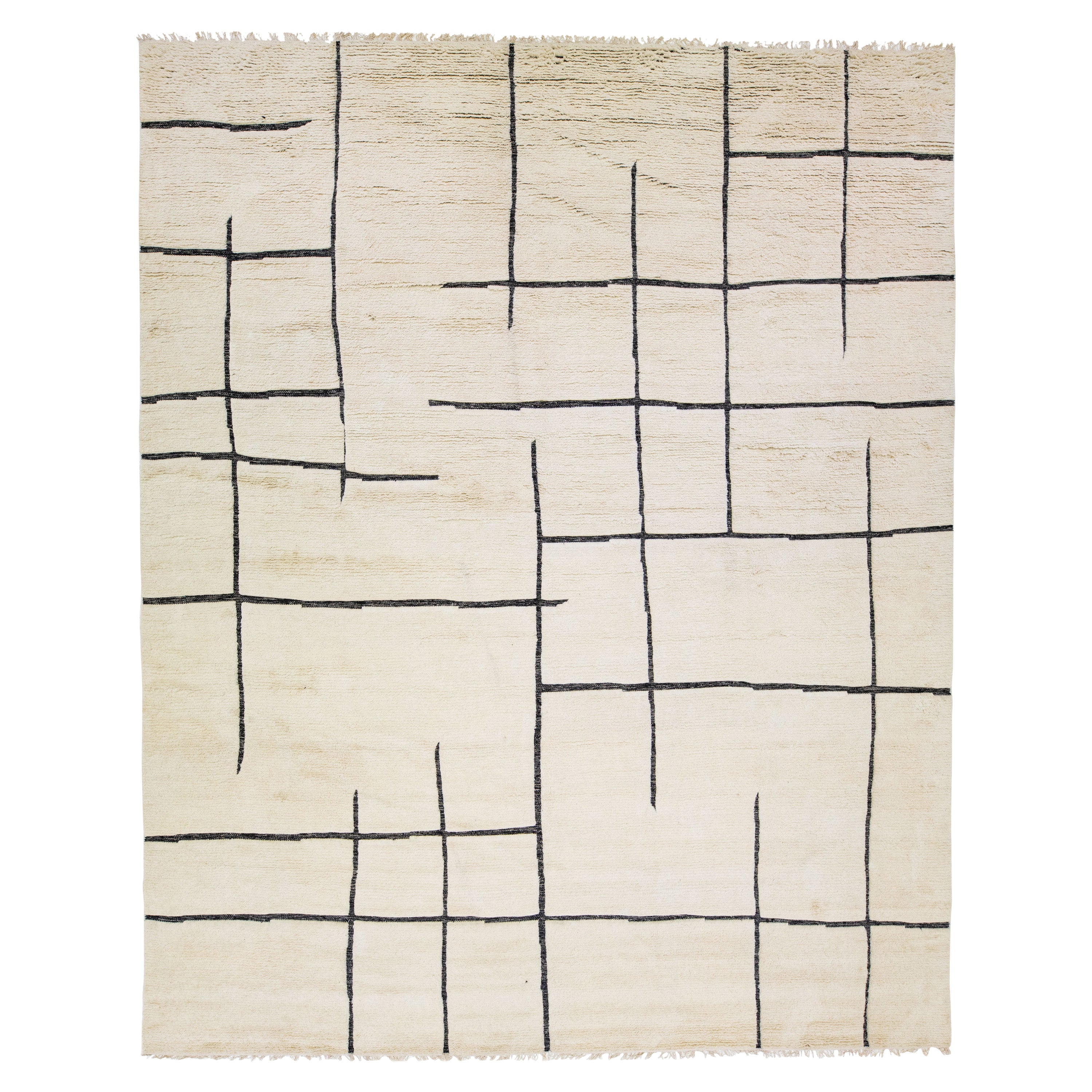 Tapis surdimensionné de style marocain moderne en laine beige à motif géométrique