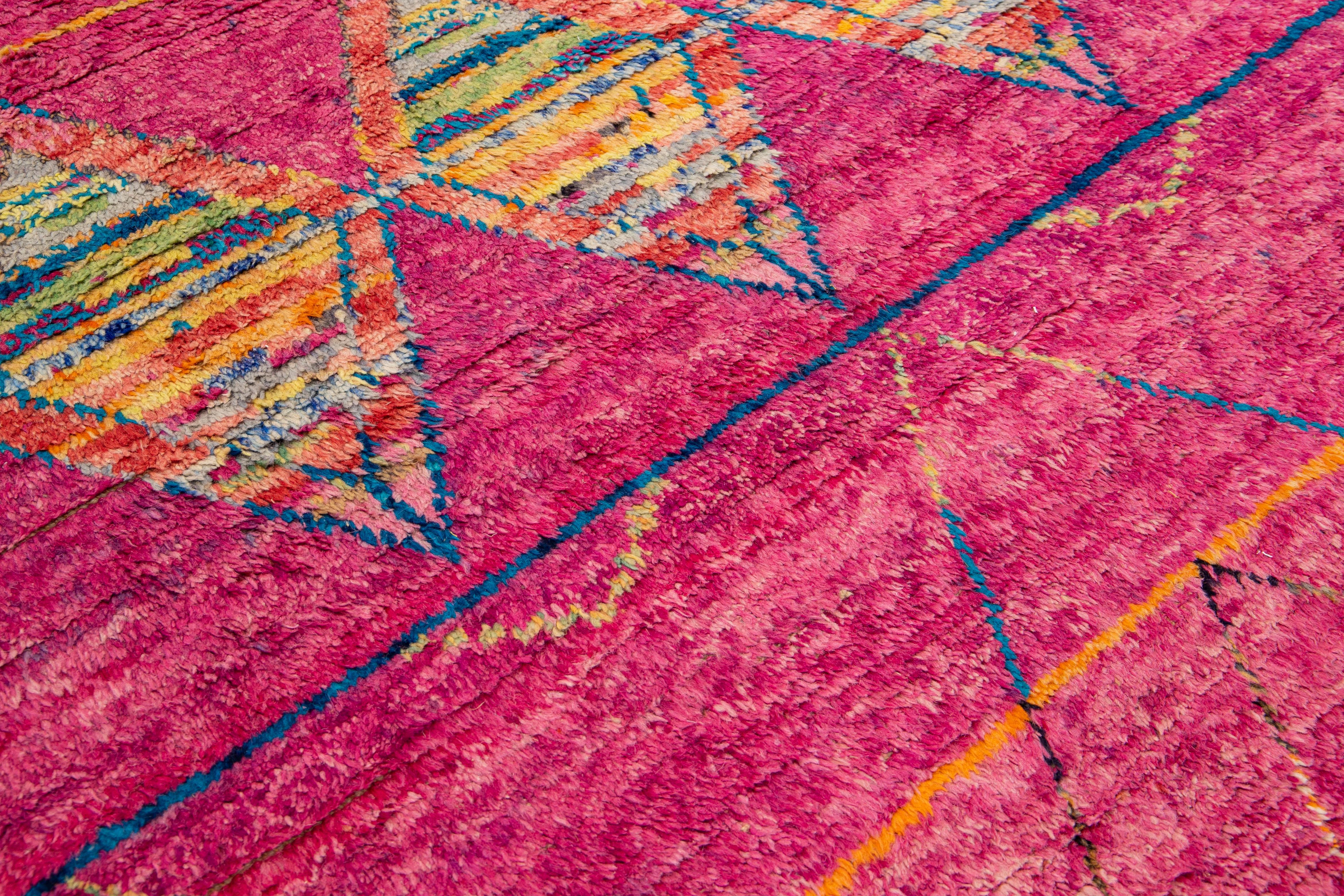 Moderner moderner Boho-Wollteppich im marokkanischen Stil in Rosa mit Stammesmuster im Angebot 2