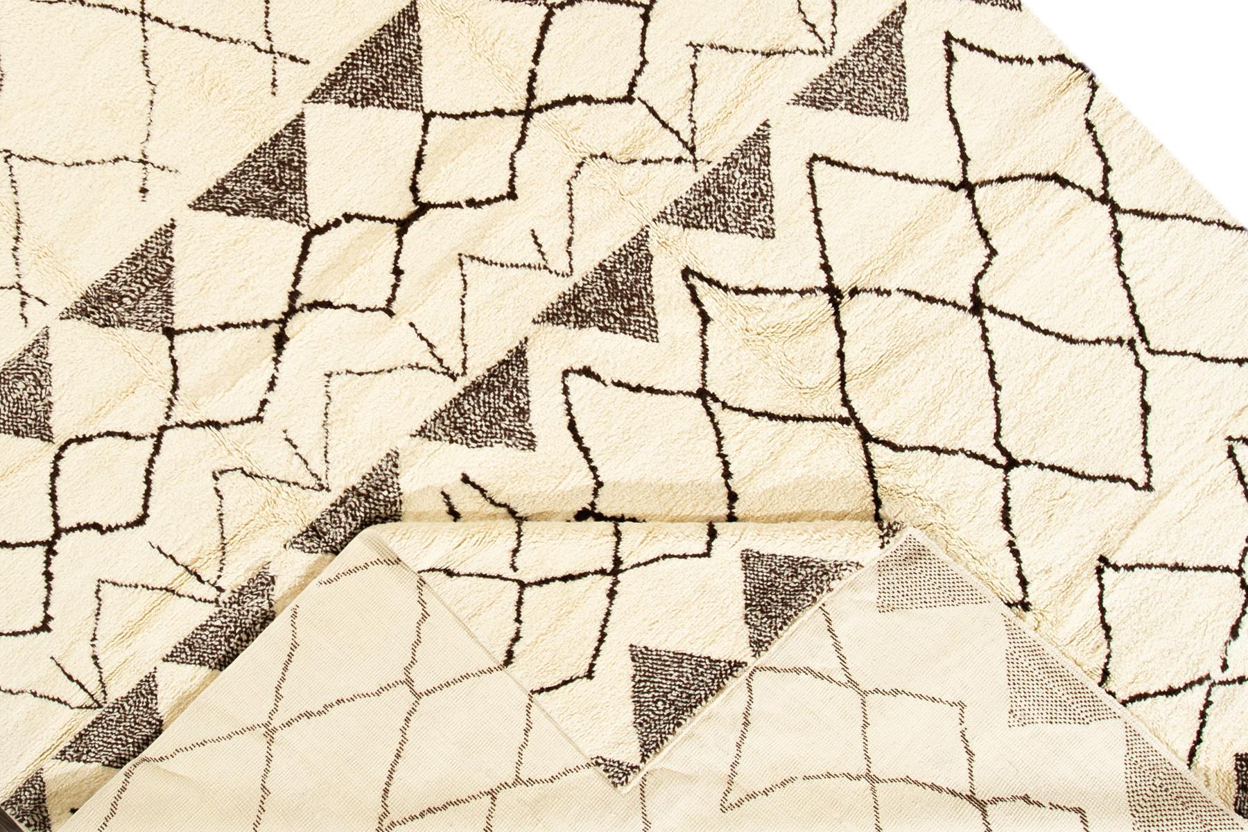 Un tapis moderne de style marocain, noué à la main, avec un motif sur toute la surface. Ce tapis mesure 9'6
