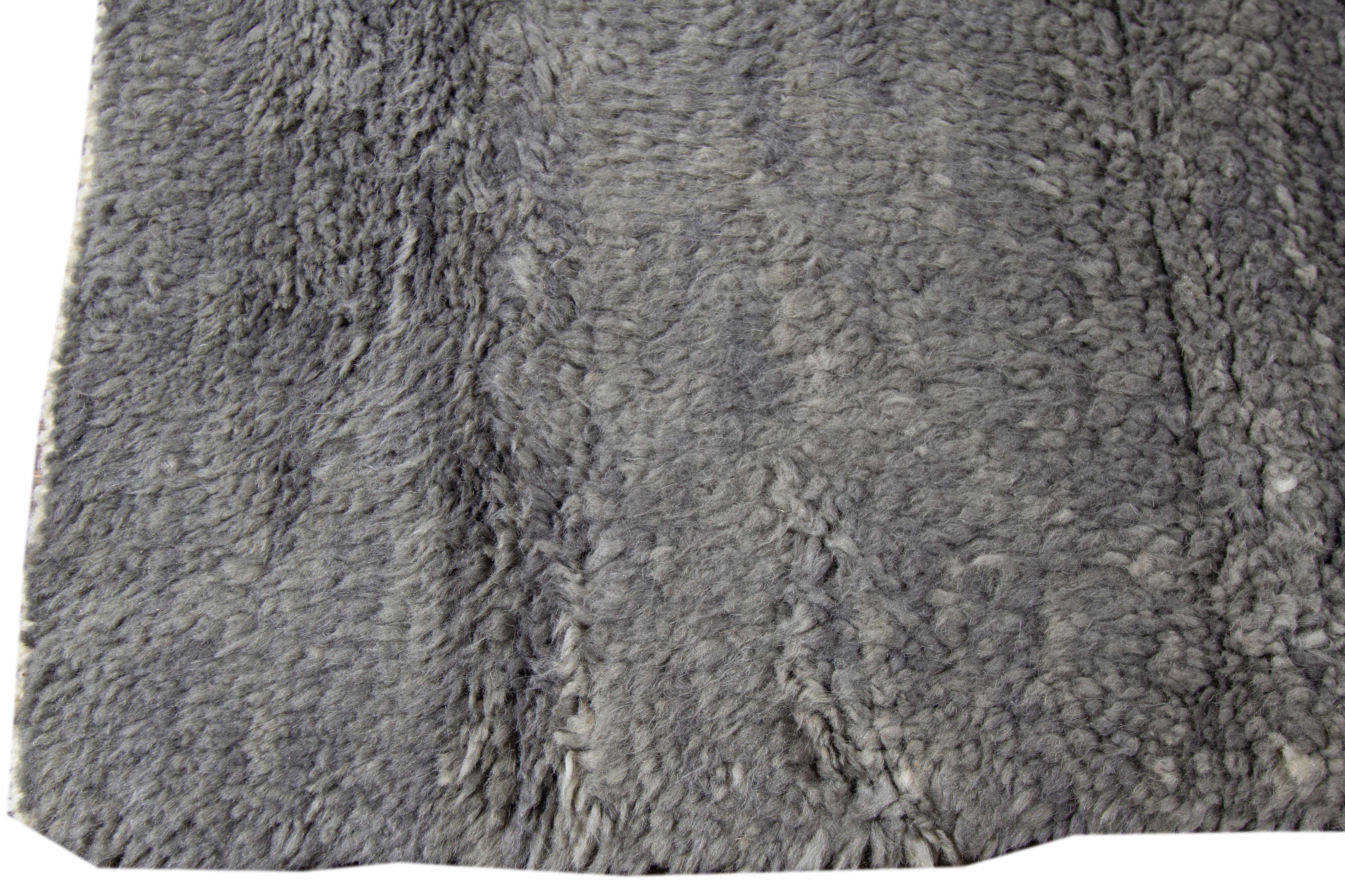 Un tapis moderne de style marocain avec un motif gris sur toute la surface. Ce tapis mesure 12'10
