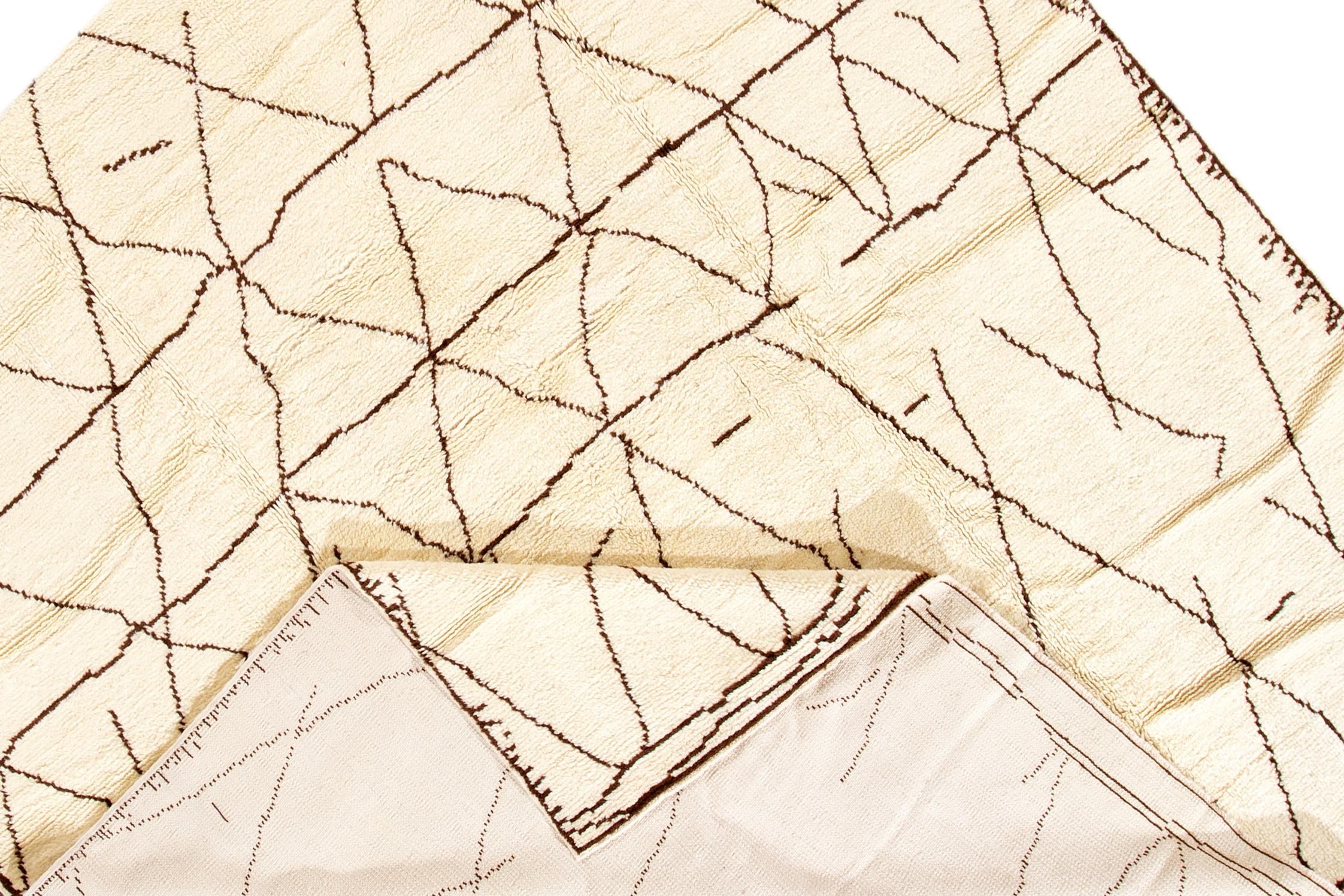 Ein handgeknüpfter moderner Teppich im marokkanischen Stil mit Allover-Muster. Dieser Teppich misst 9'6