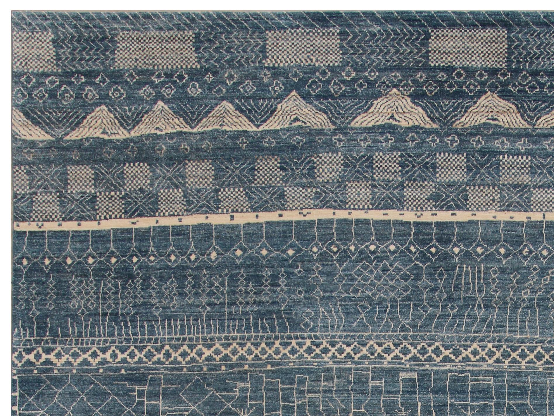 Un tappeto marocchino moderno annodato a mano con un disegno tribale lineare. Questo tappeto misura 8'11