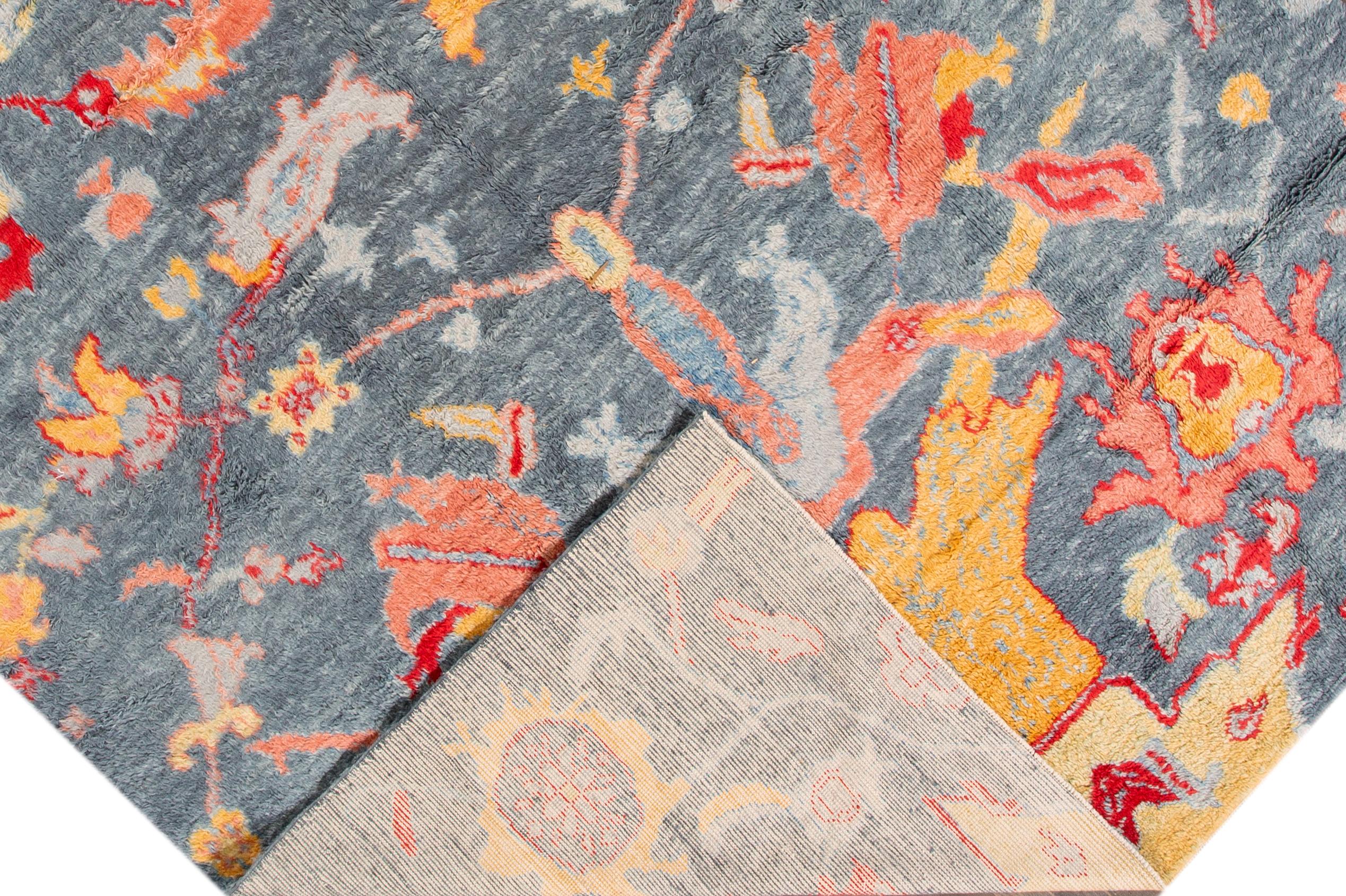 Moderner moderner Teppich im marokkanischen Stil (Türkisch) im Angebot