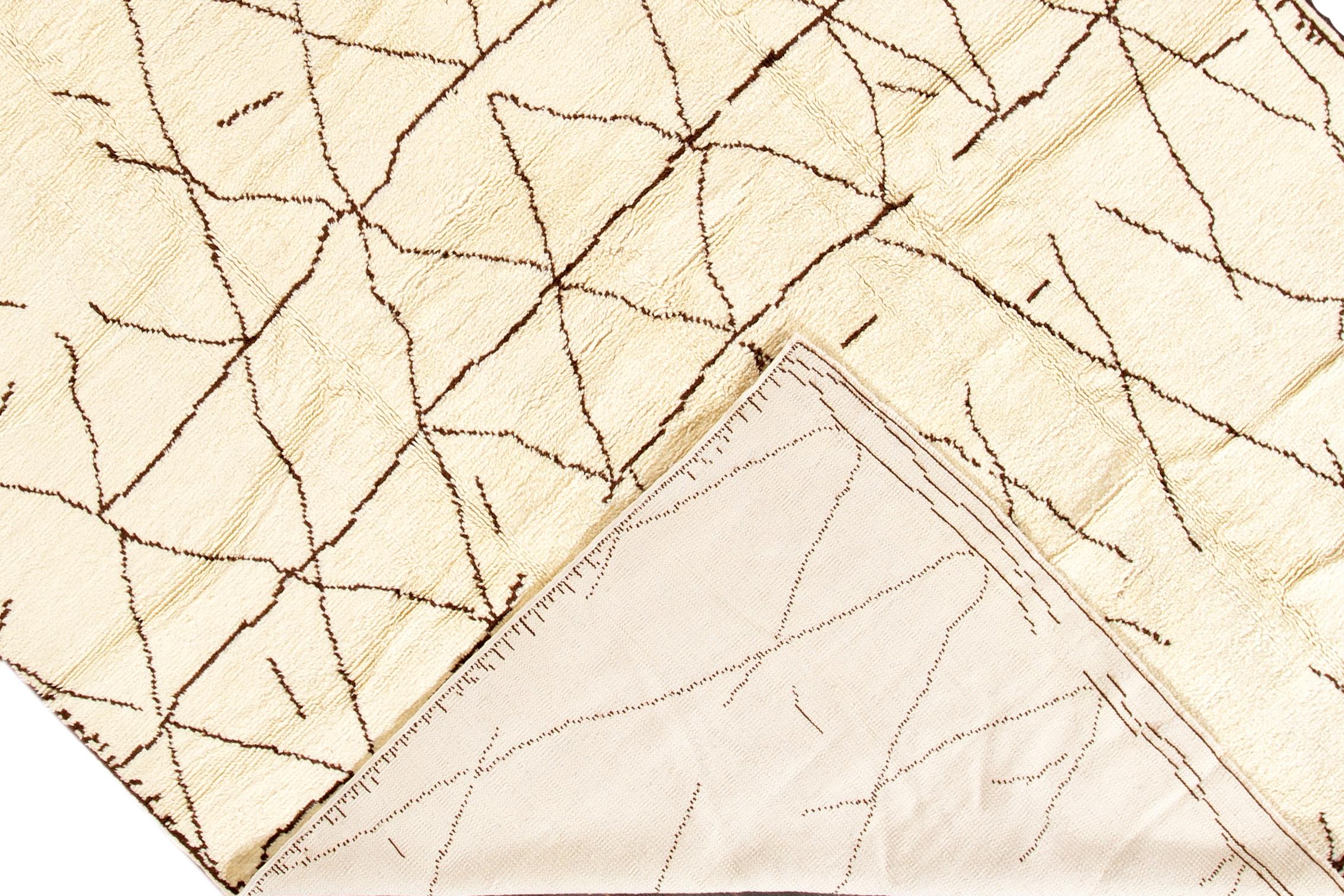 Moderner moderner Teppich im marokkanischen Stil (Türkisch) im Angebot