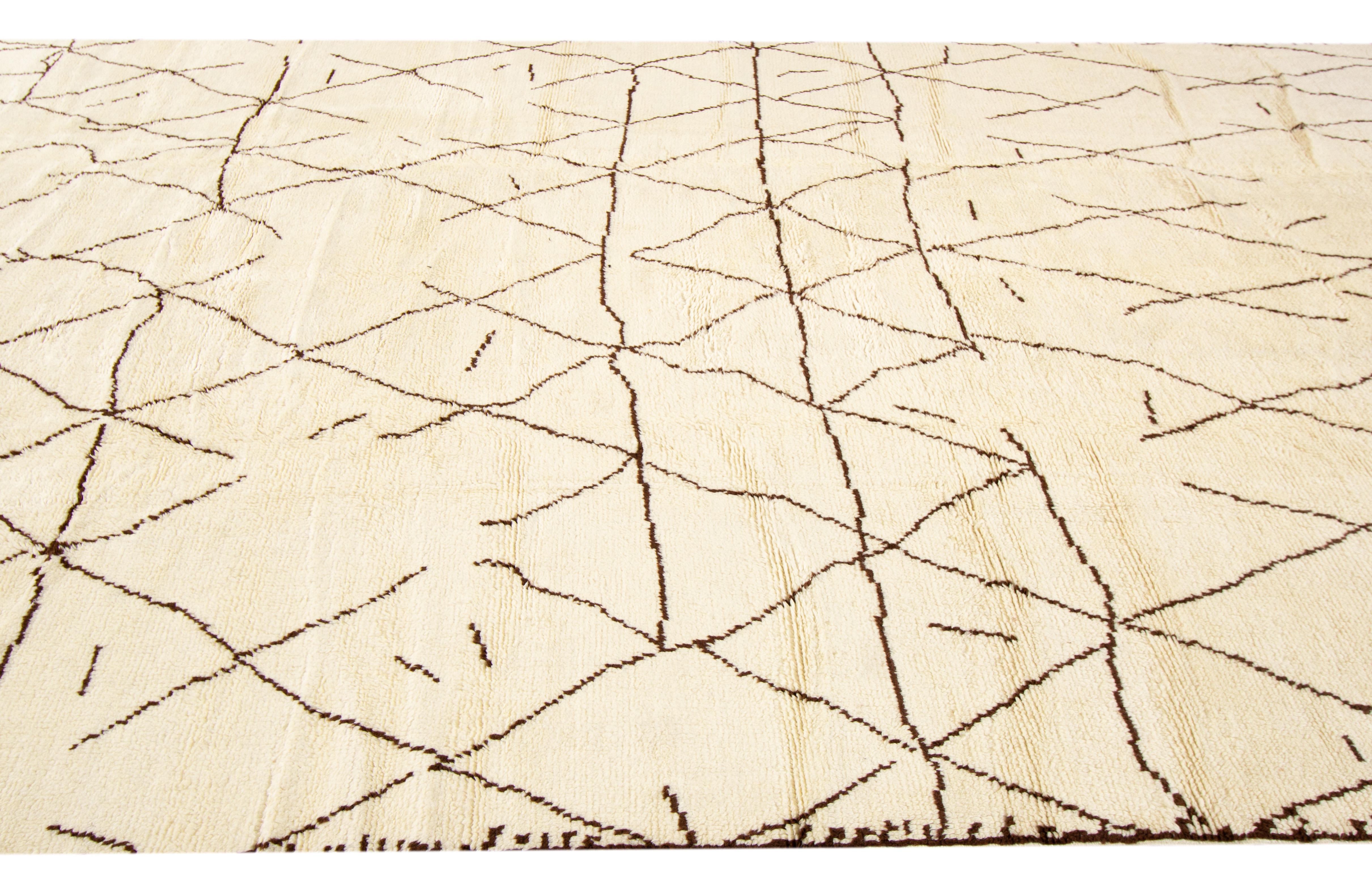 Moderner moderner Teppich im marokkanischen Stil im Angebot 1