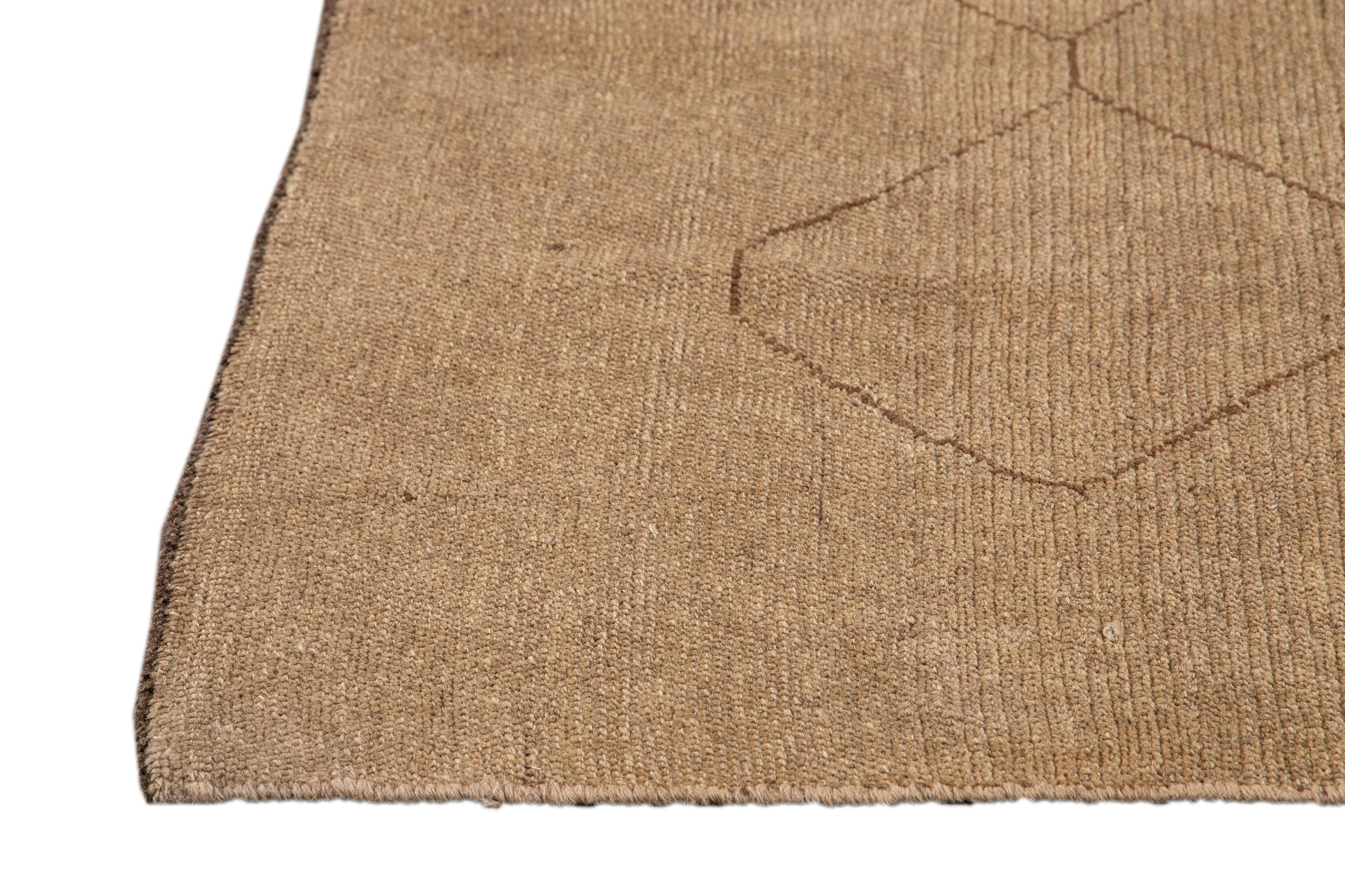 Moderner moderner brauner handgefertigter geometrischer Wollteppich im marokkanischen Stil (Handgeknüpft) im Angebot