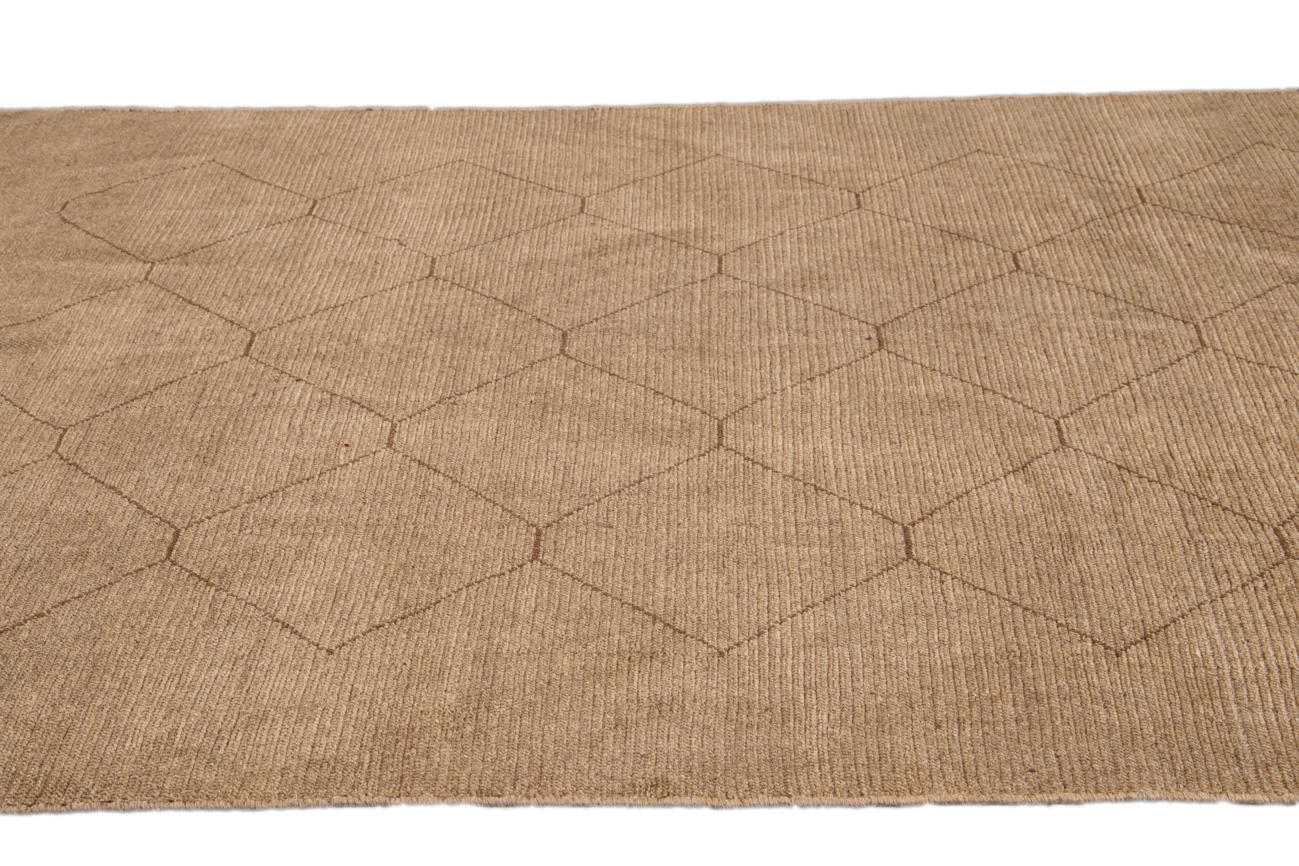 Moderner moderner brauner handgefertigter geometrischer Wollteppich im marokkanischen Stil (21. Jahrhundert und zeitgenössisch) im Angebot