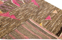 Moderner moderner brauner handgefertigter Wollteppich im marokkanischen Stil mit mehrfarbigem, abstraktem Design