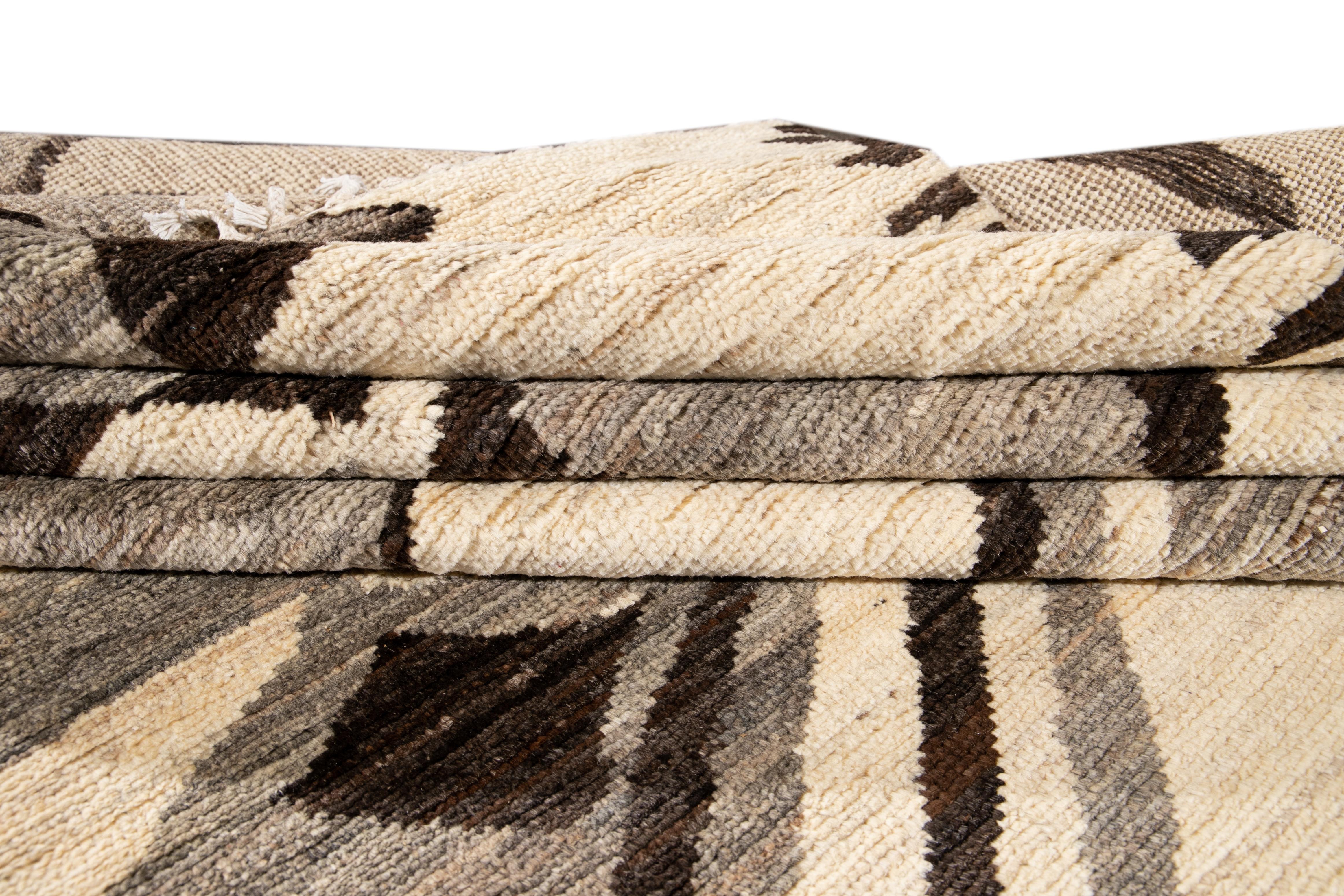 Tapis en laine moderne de style marocain à motifs tribaux de taille standard en vente 4