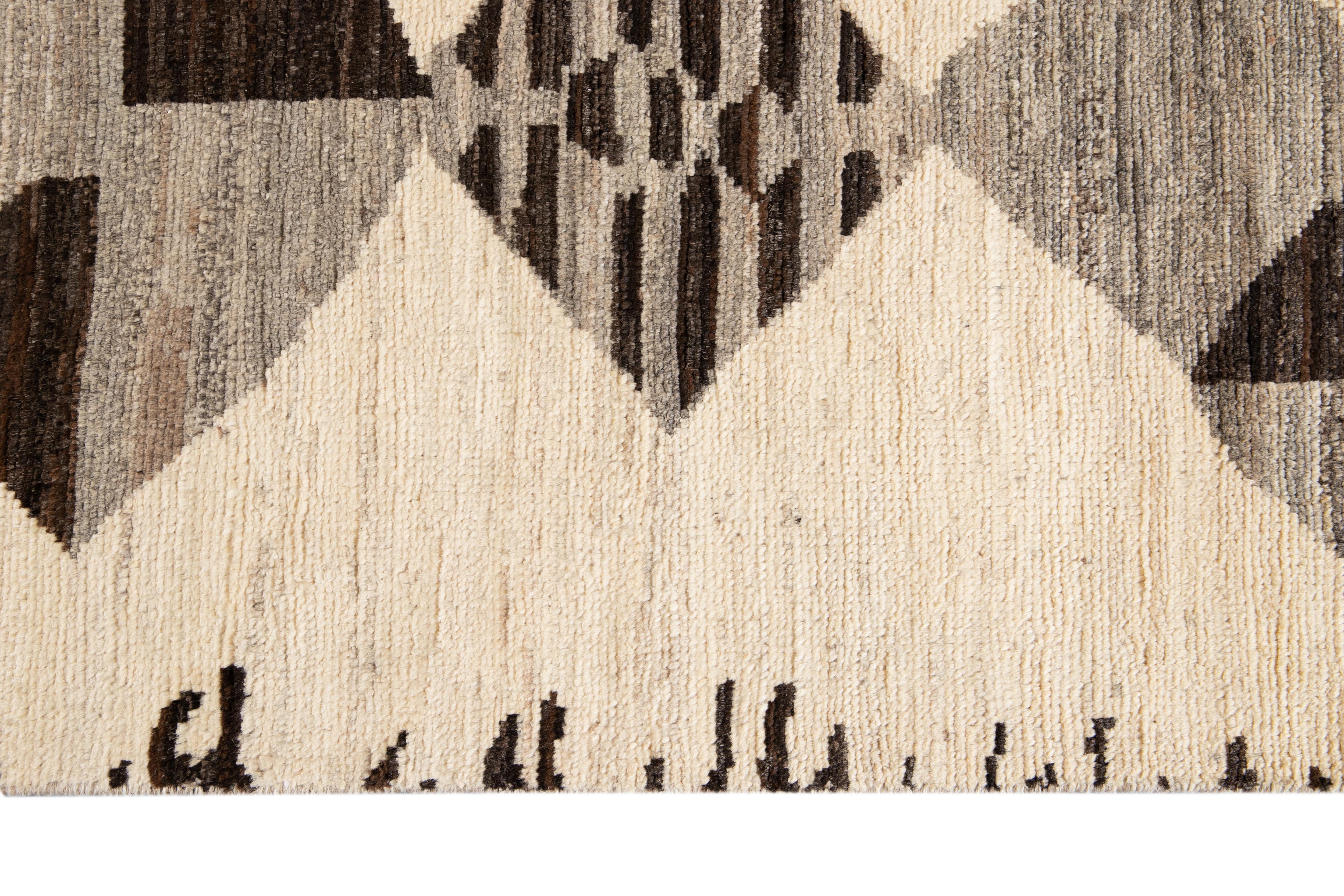 Tapis en laine moderne de style marocain à motifs tribaux de taille standard en vente 5