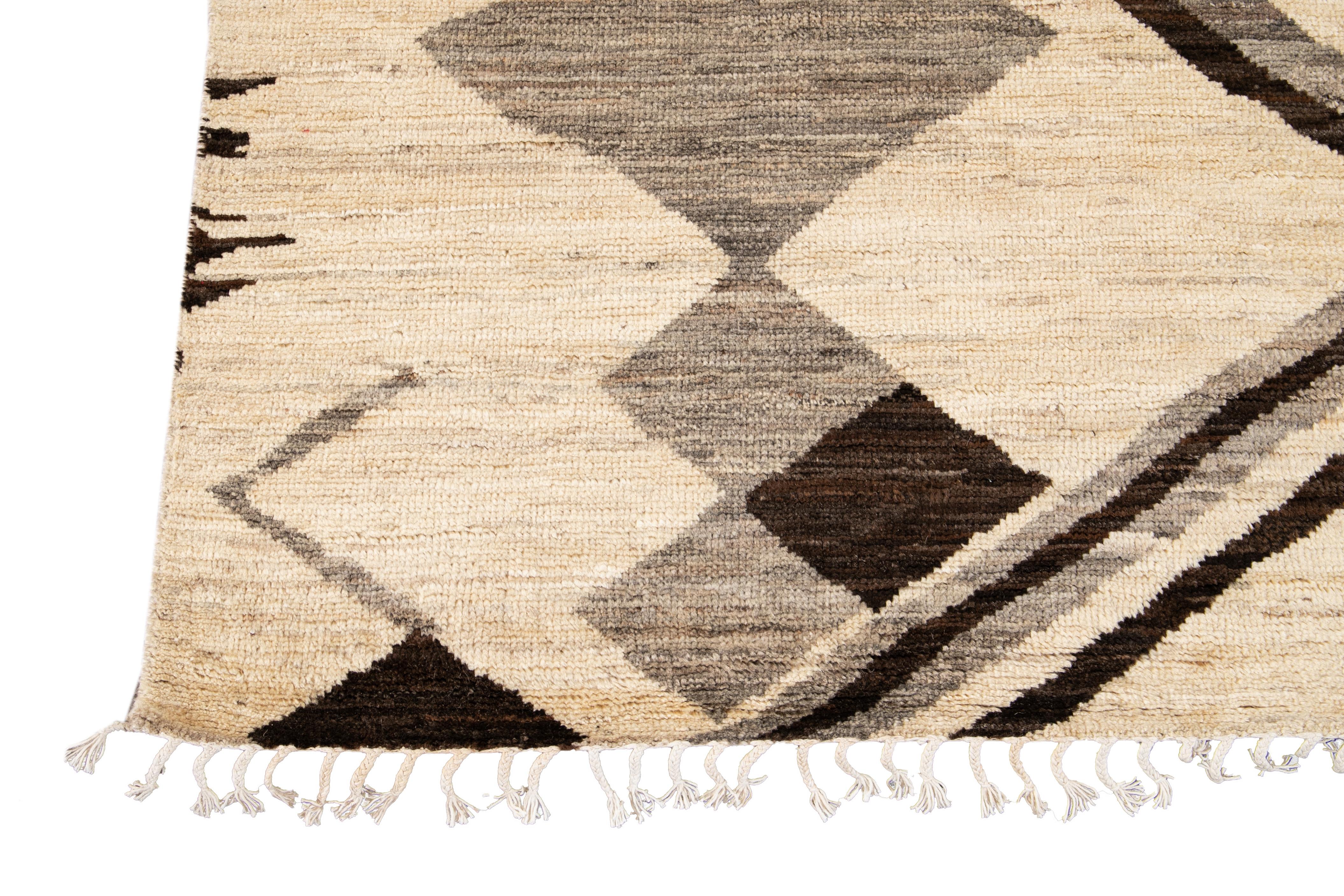 Tapis en laine moderne de style marocain à motifs tribaux de taille standard en vente 7