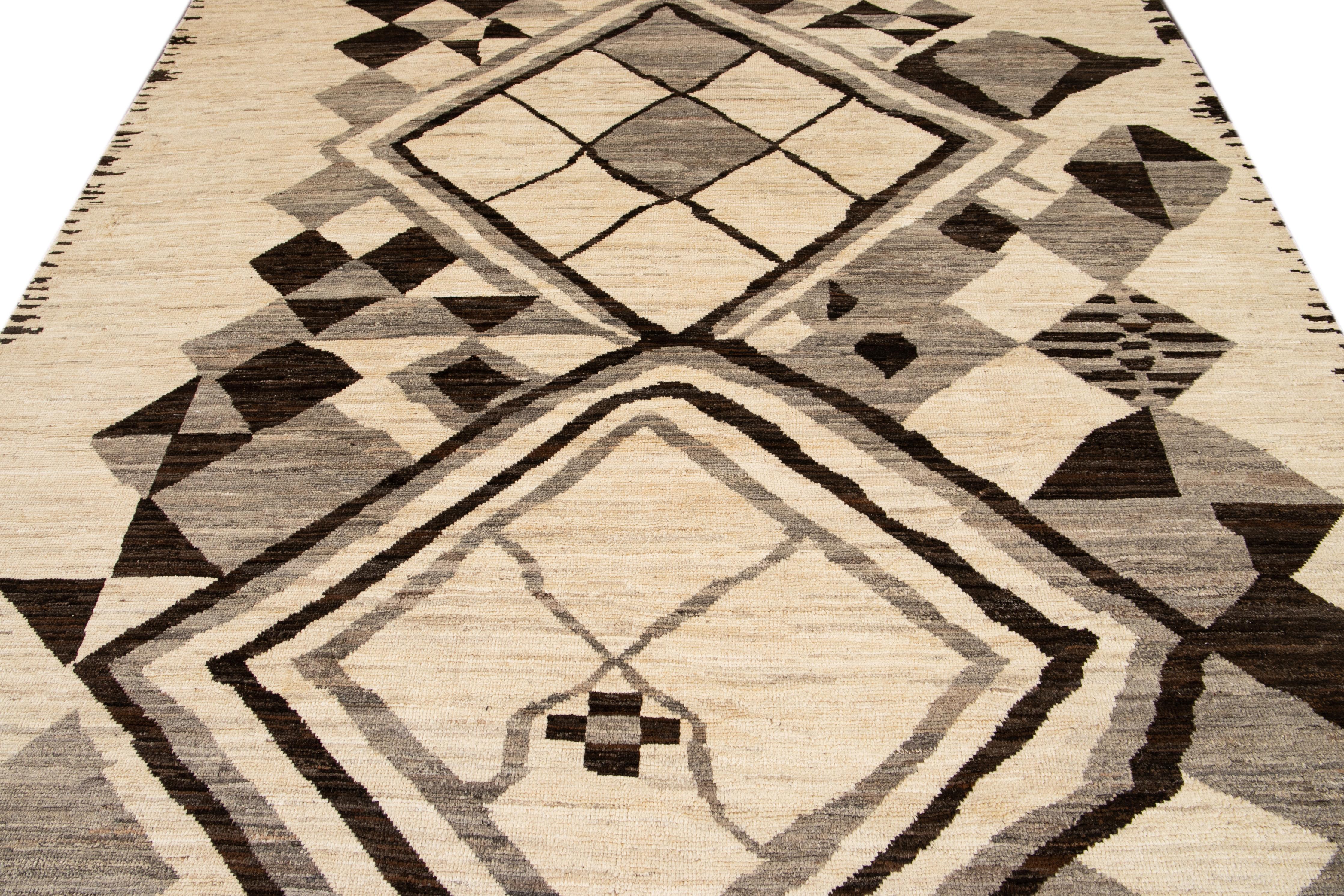 Noué à la main Tapis en laine moderne de style marocain à motifs tribaux de taille standard en vente