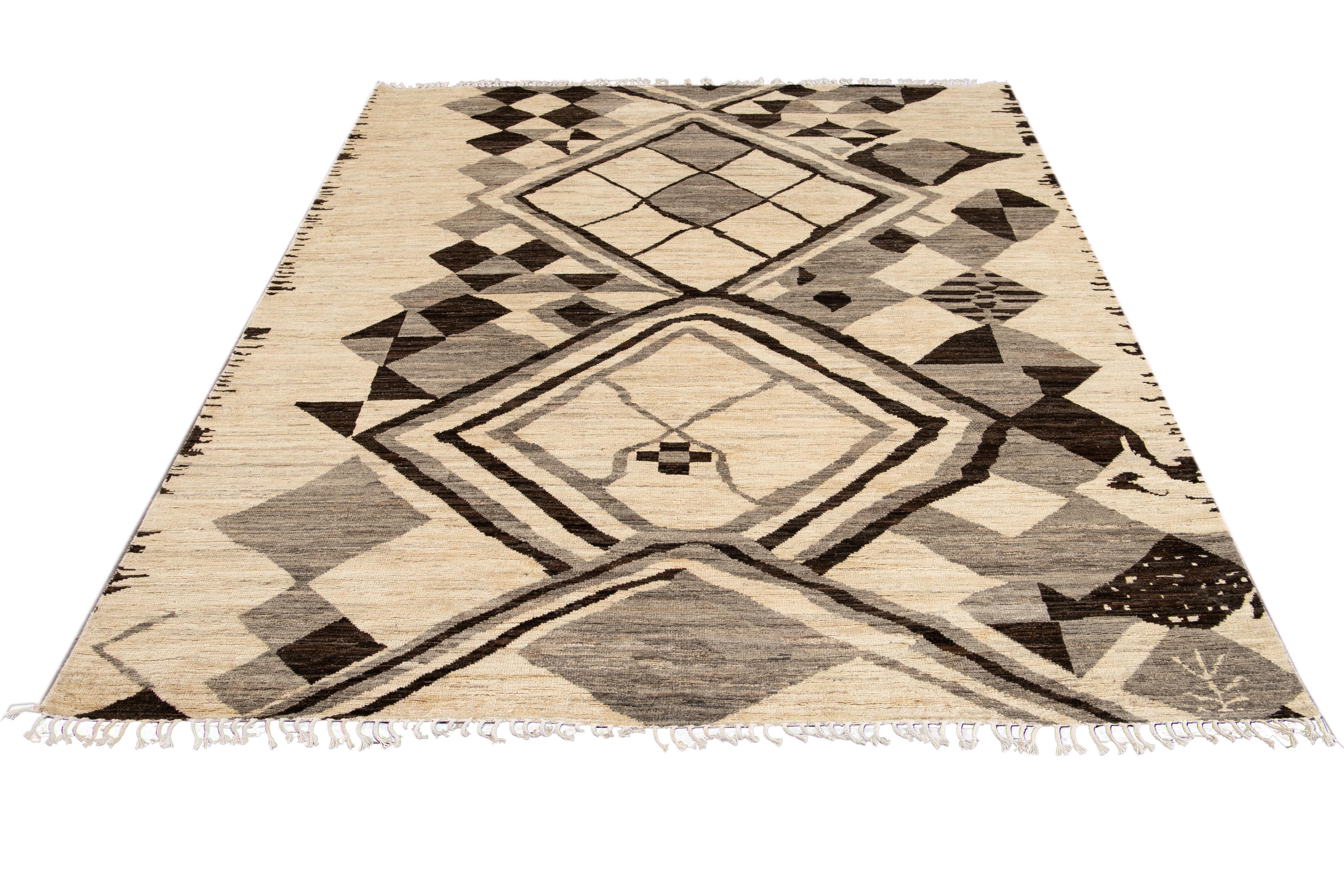 Tapis en laine moderne de style marocain à motifs tribaux de taille standard Neuf - En vente à Norwalk, CT