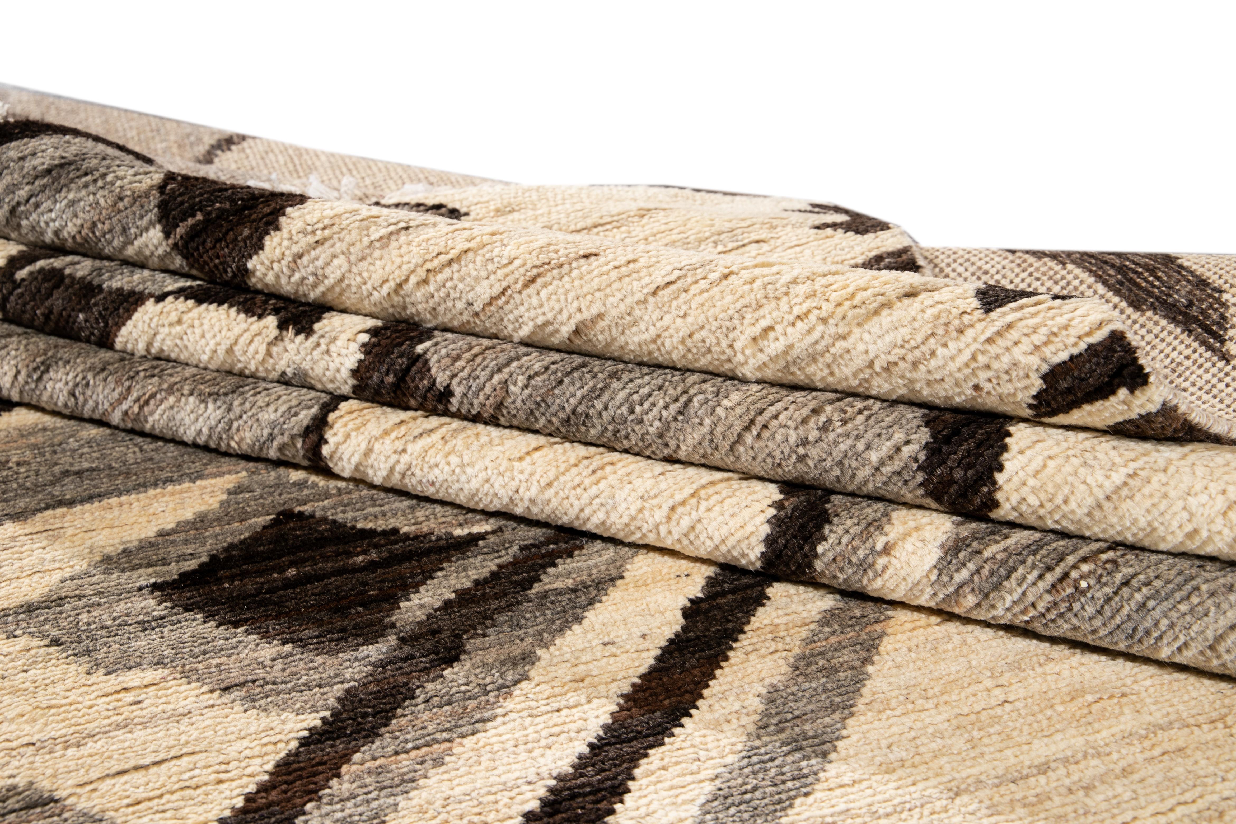 Laine Tapis en laine moderne de style marocain à motifs tribaux de taille standard en vente