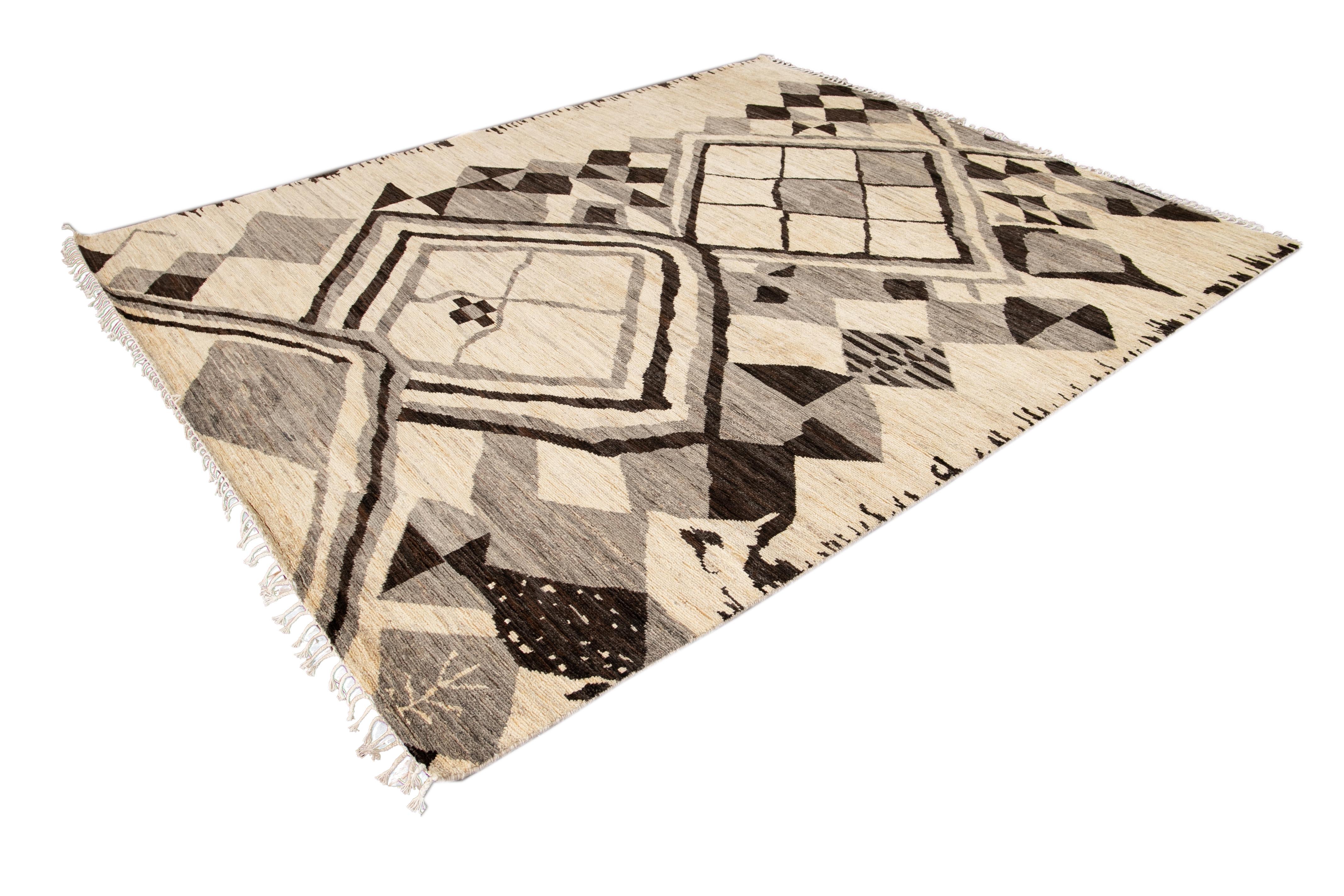 Tapis en laine moderne de style marocain à motifs tribaux de taille standard en vente 1