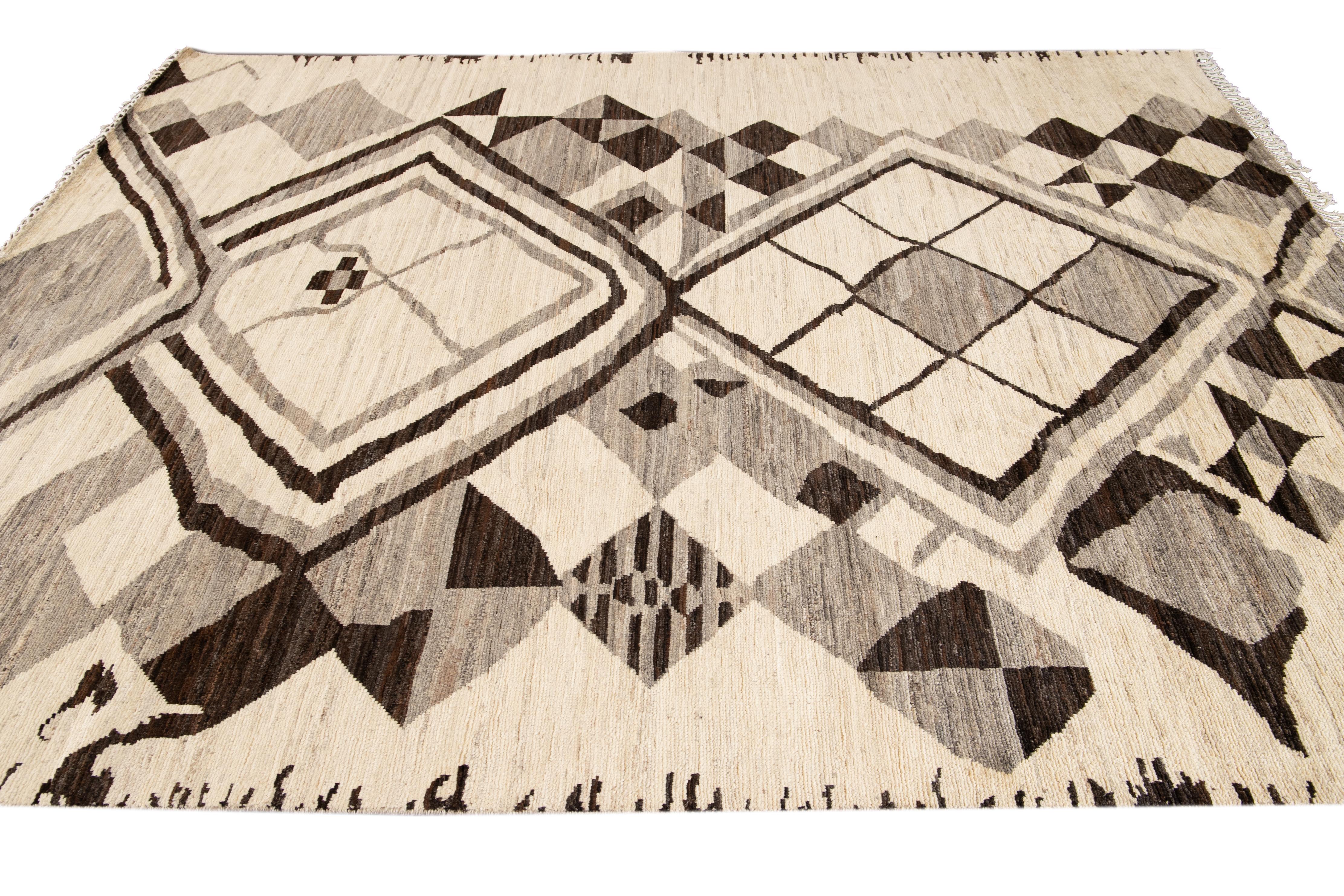 Tapis en laine moderne de style marocain à motifs tribaux de taille standard en vente 2