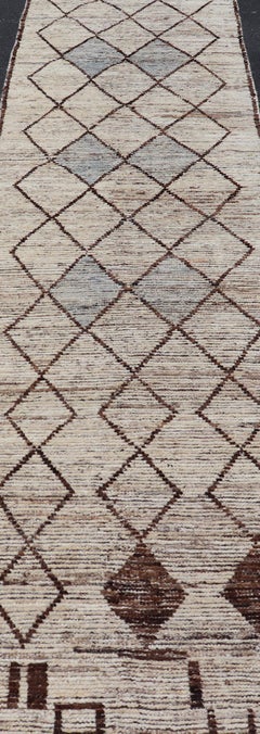 Tapis de couloir tribal de style marocain moderne avec motifs géométriques en bruns et crème