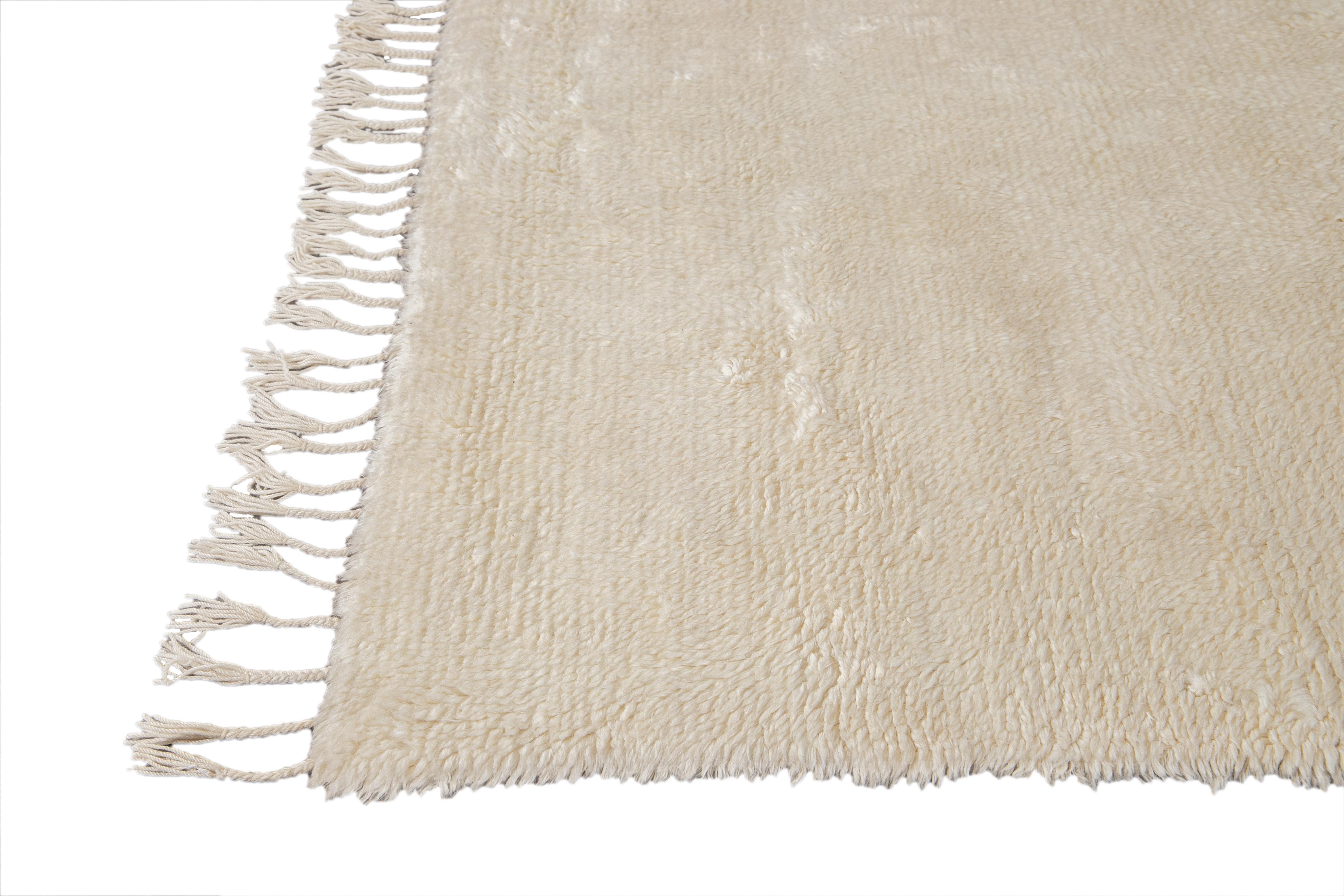 Hand-Knotted Modern Moroccan Style White Shag Wool Rug For Sale