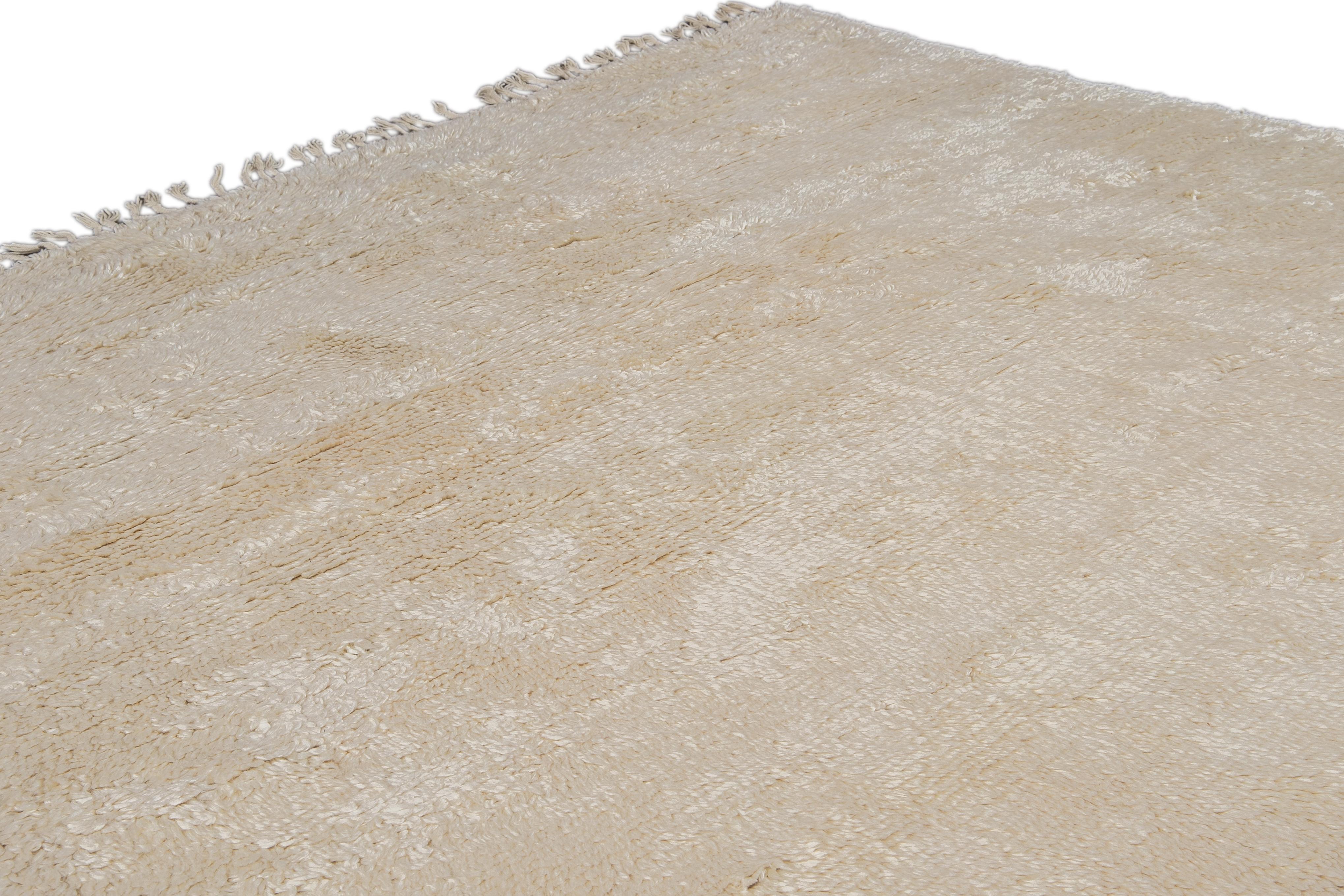 Modern Moroccan Style White Shag Wool Rug In New Condition For Sale In Norwalk, CT