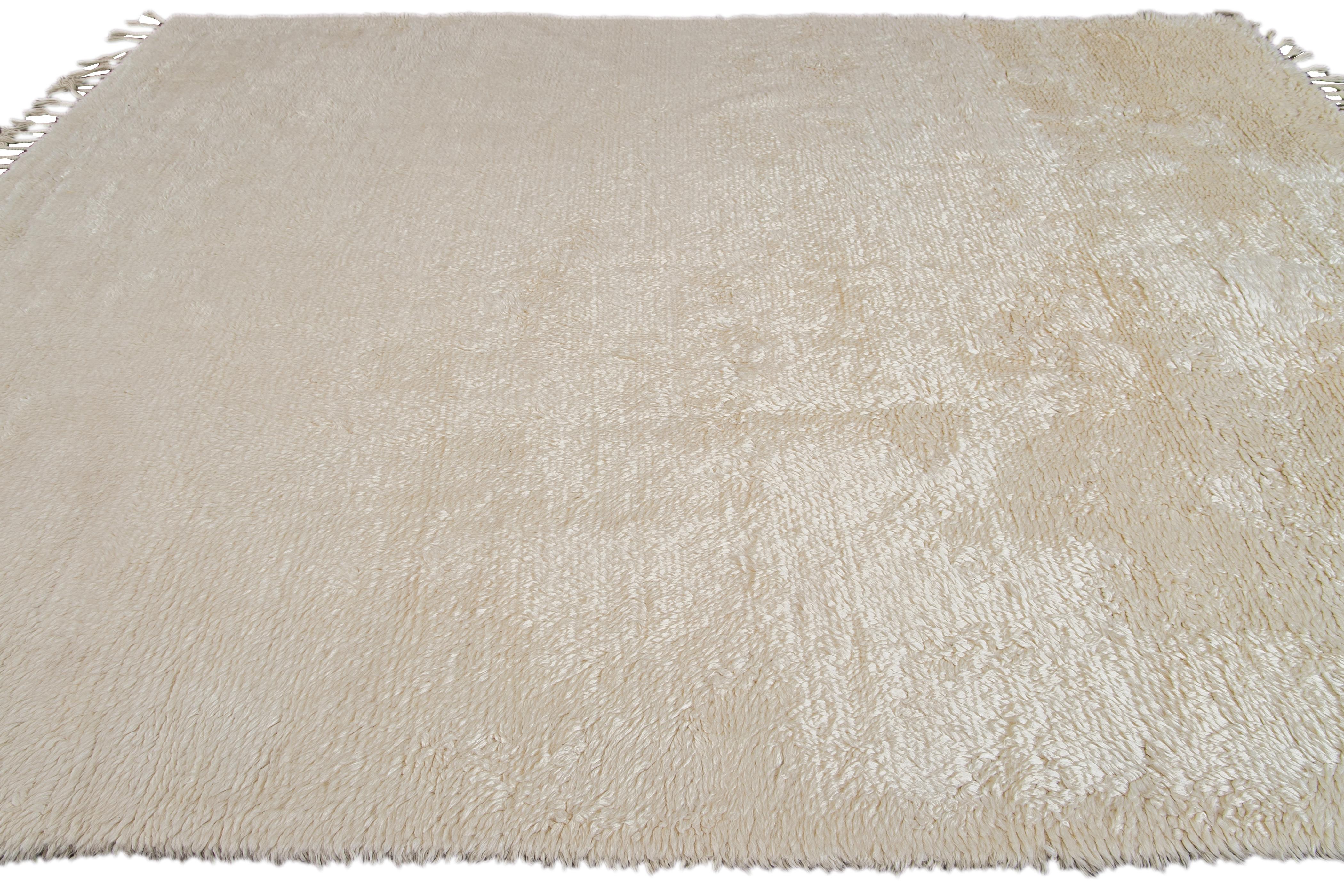 Contemporary Modern Moroccan Style White Shag Wool Rug For Sale