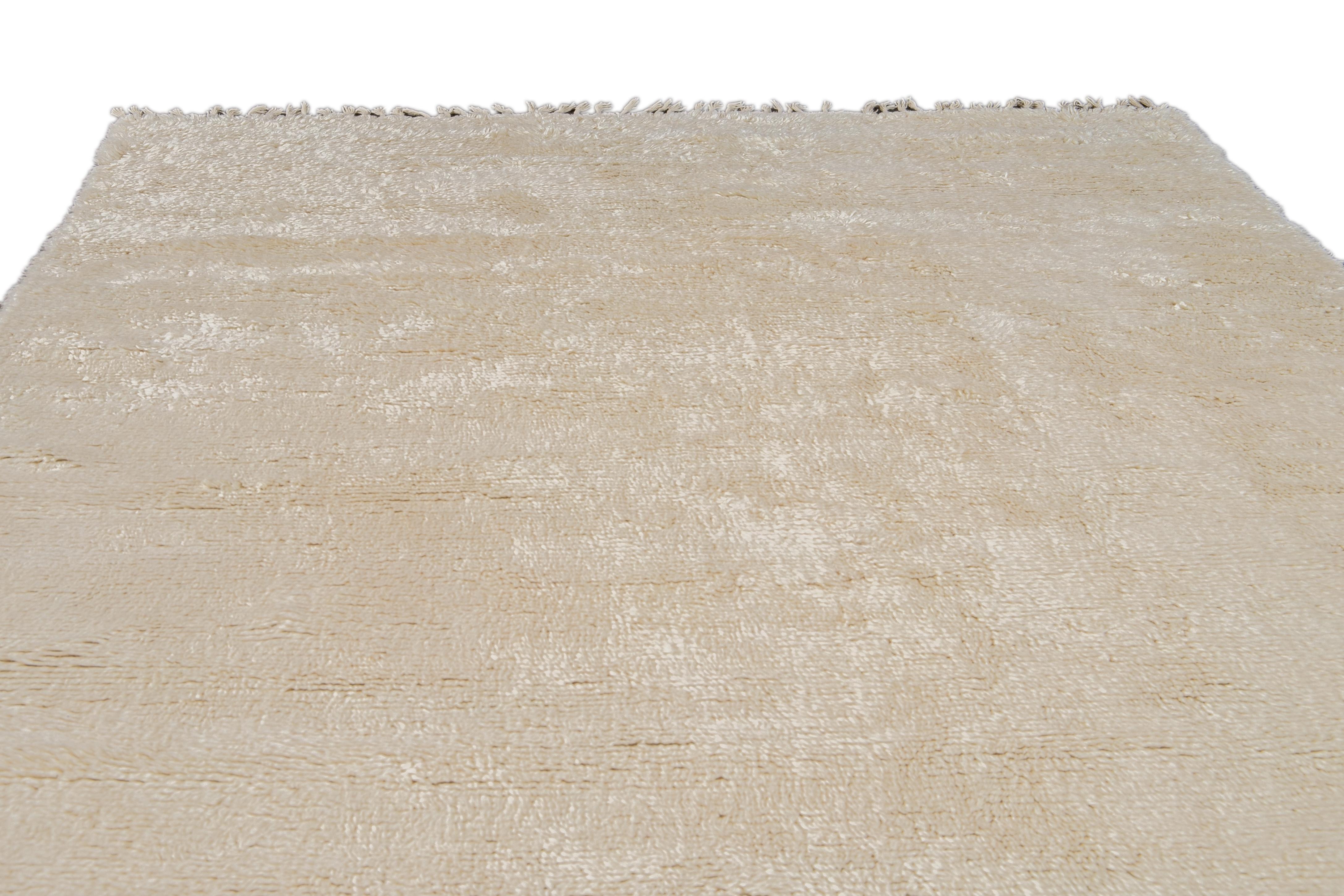 Moderner weißer Shag-Wollteppich im marokkanischen Stil (Wolle) im Angebot
