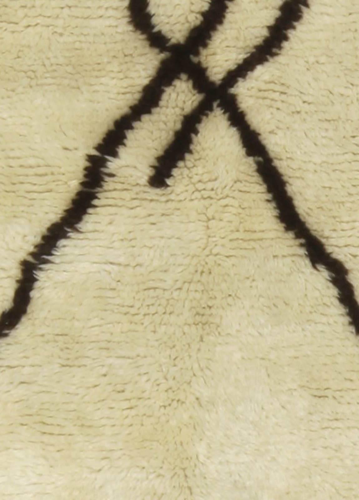 Alfombra moderna de lana estilo marroquí de Doris Leslie Blau.
Tamaño: 121 × 193 cm (4'0