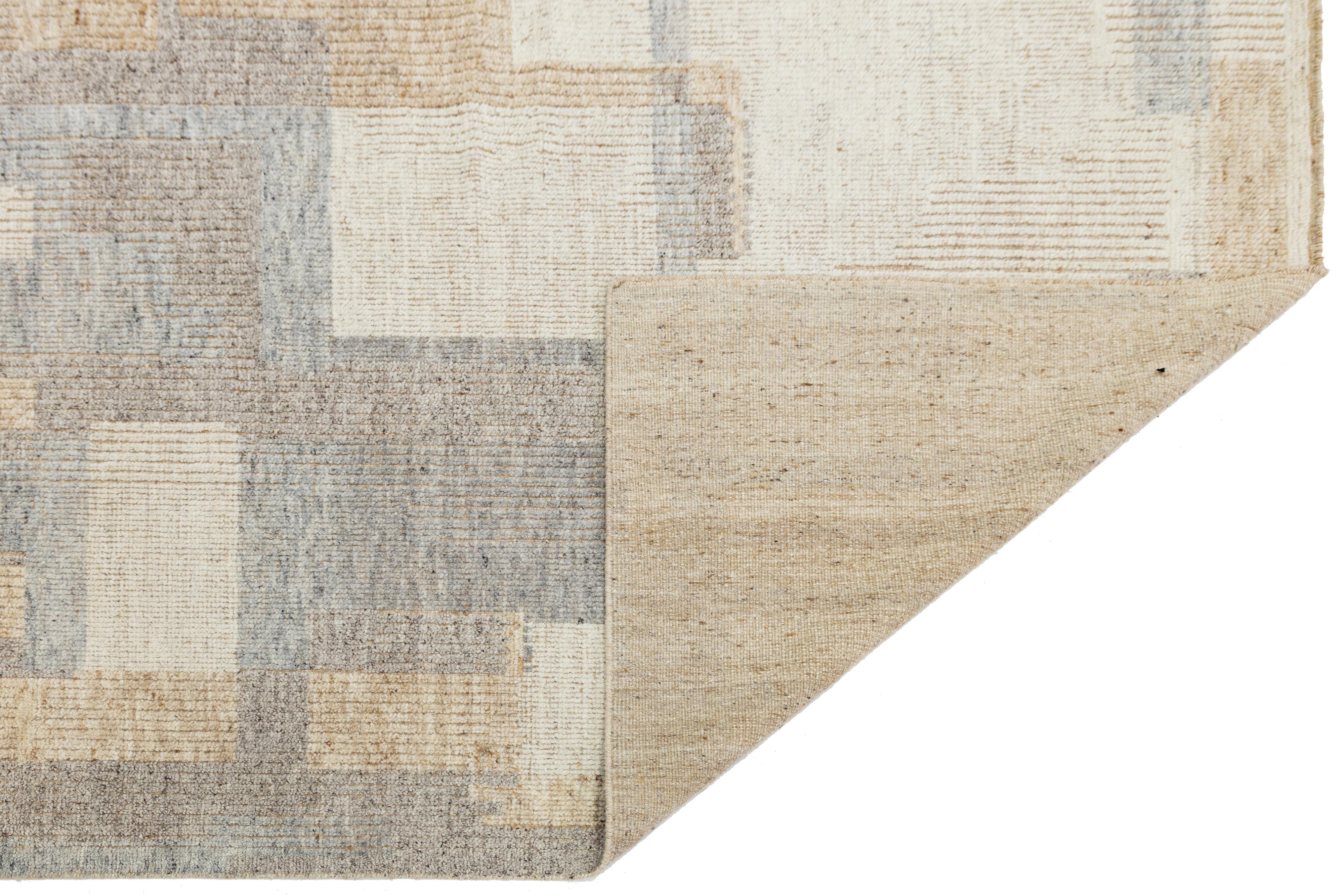 Pakistanais Modern Moroccan Style Wool Rug Handwoven Abstract in Neutral Earth Tones en vente