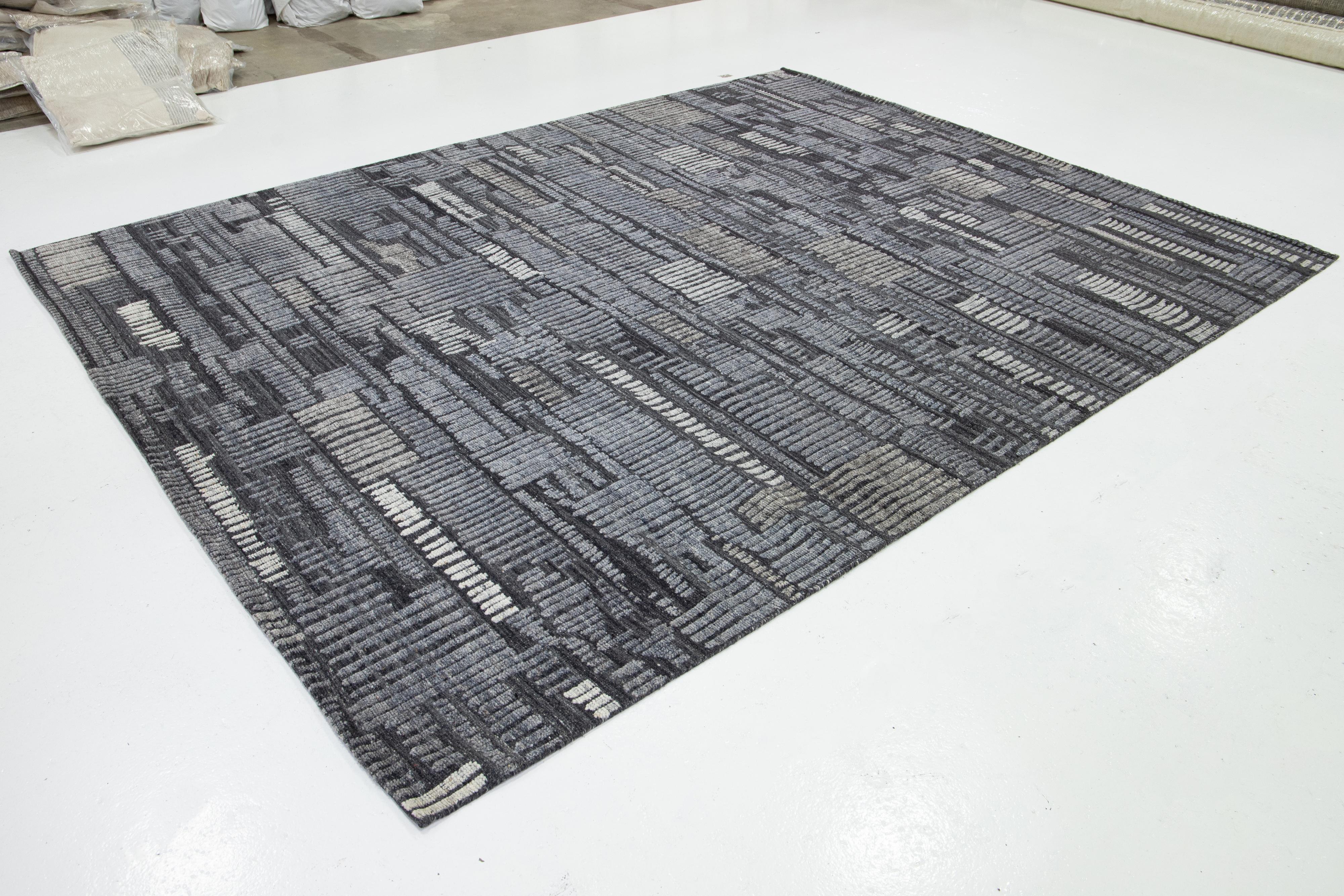 Moderner Wollteppich im marokkanischen Stil in Grau mit geometrischem Design von Apadana (Indisch) im Angebot
